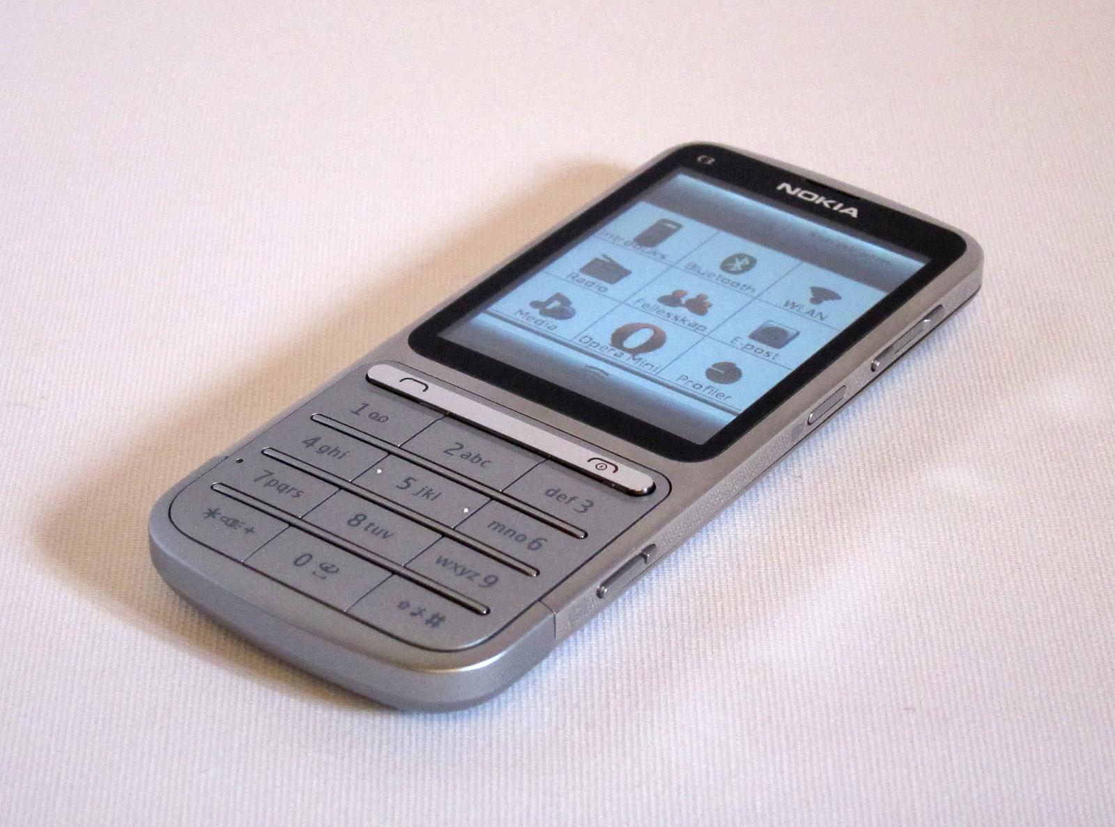 Nokia C3-01 ser ut som en tradisjonell mobiltelefon.