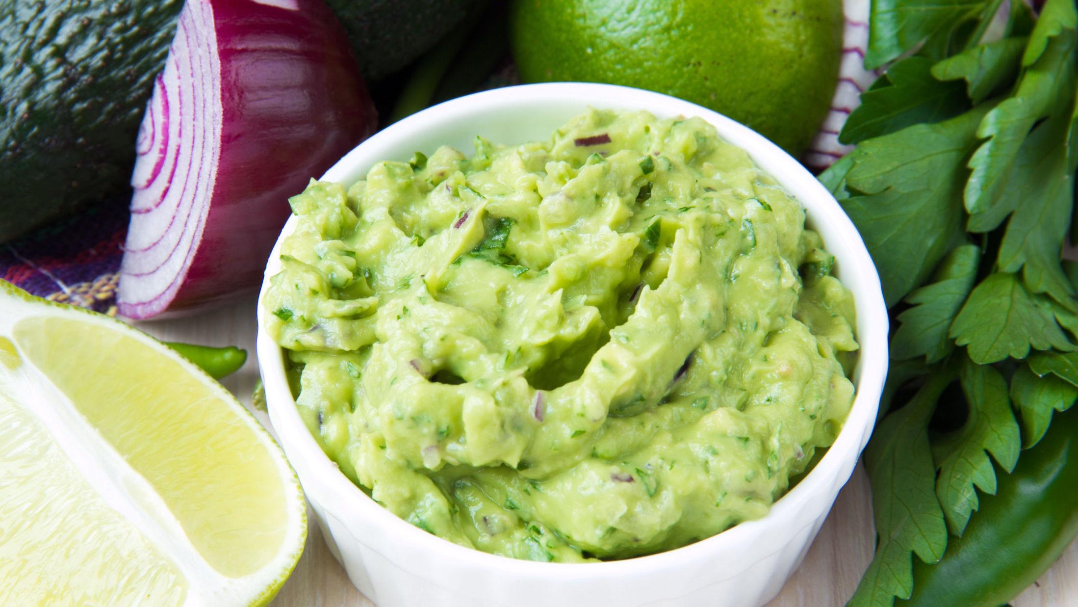ENKELT: Guacamole lager du på 1-2-3 med modne avokadoer samt lime og koriander for god smak. Foto: Shutterstock/NTB Scanpix