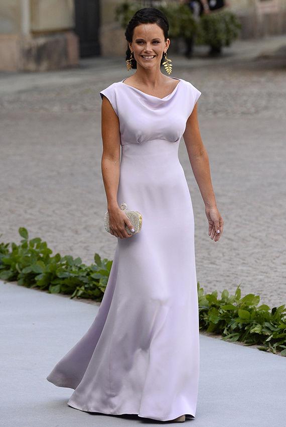 DUS: Prins Carl Philips kjæreste Sofia Hellqvist valgte en lavendelfarget kjole og iøynefallende øredobber. Foto: NTB Scanpix