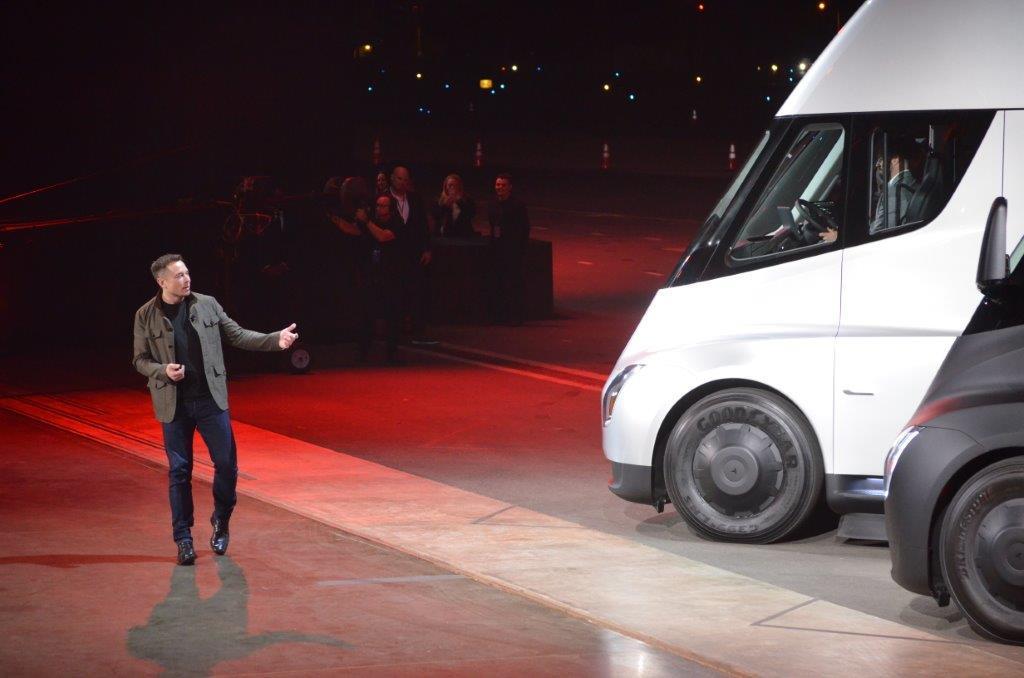 Elon Musk viste frem to nye modeller i dag: En helt ny Roadster og Tesla Semi Truck. Bilde: VERONIQUE DUPONT