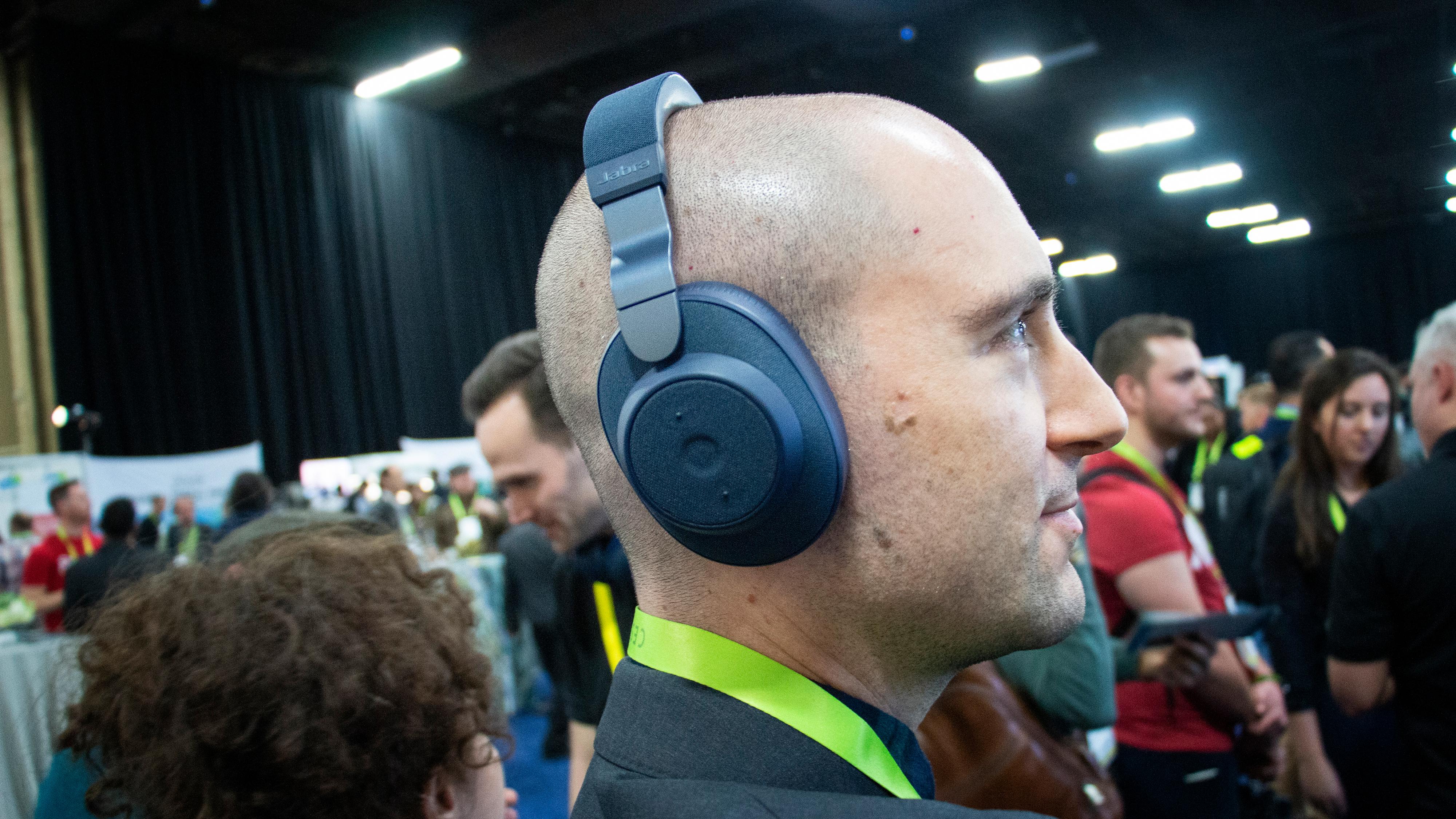 Jabra tar opp kampen med Sony og Bose: Lanserer nye støydempende hodetelefoner