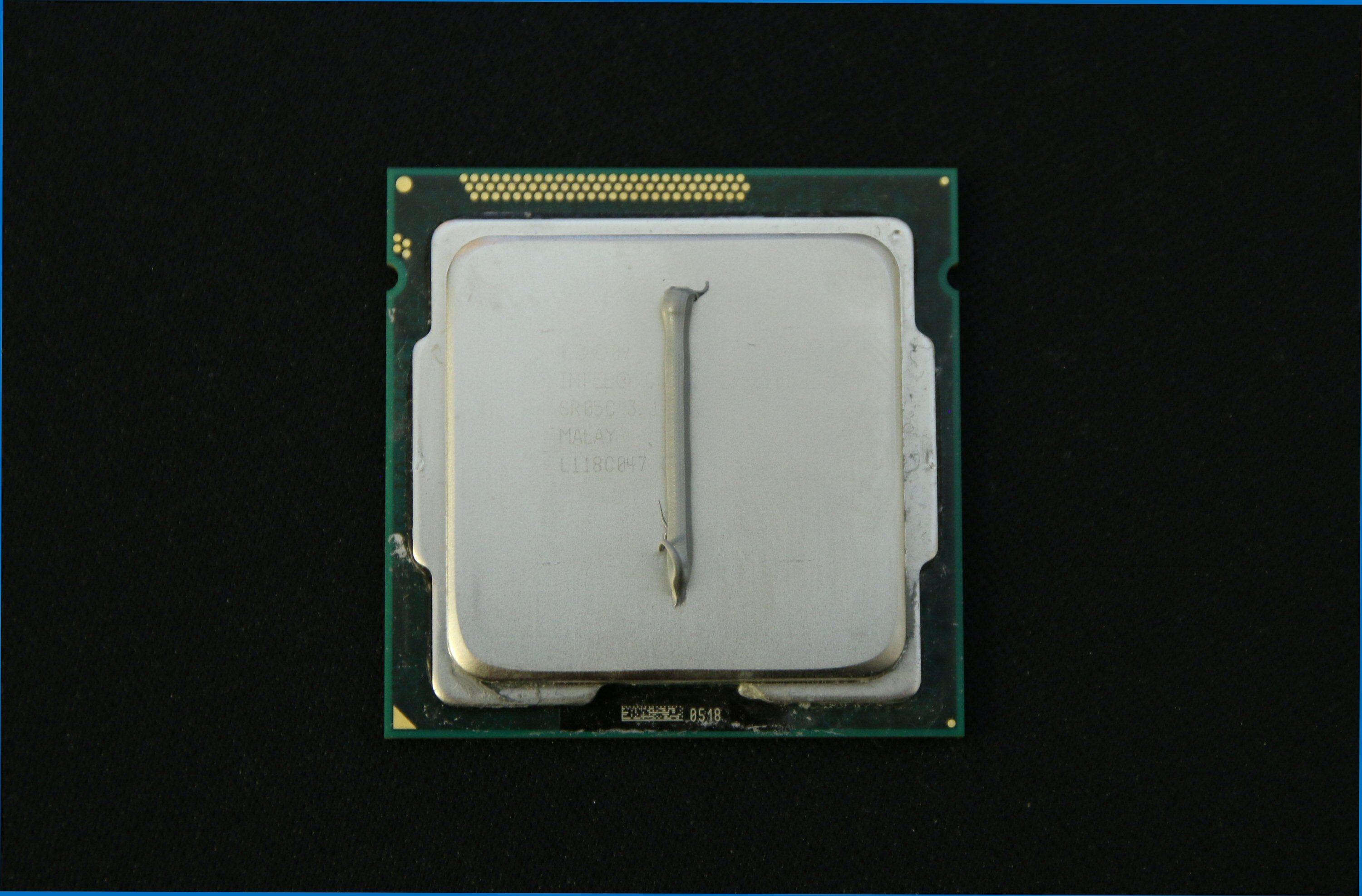 Slik skal stripa legges på de fleste Intel-prosessorer, ifølge Arctic Silver. Merk retningen i forhold til trekanten nede til venstre. Foto: Vegar Jansen, Tek.no