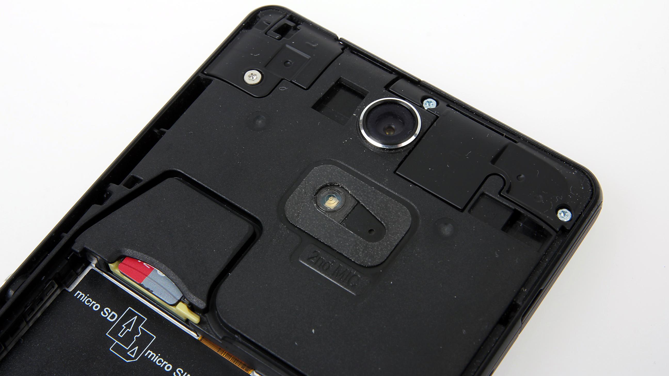 Under batteridekselet er det plass til et MicroSD-kort og SIM-kortet.Foto: Kurt Lekanger, Amobil.no