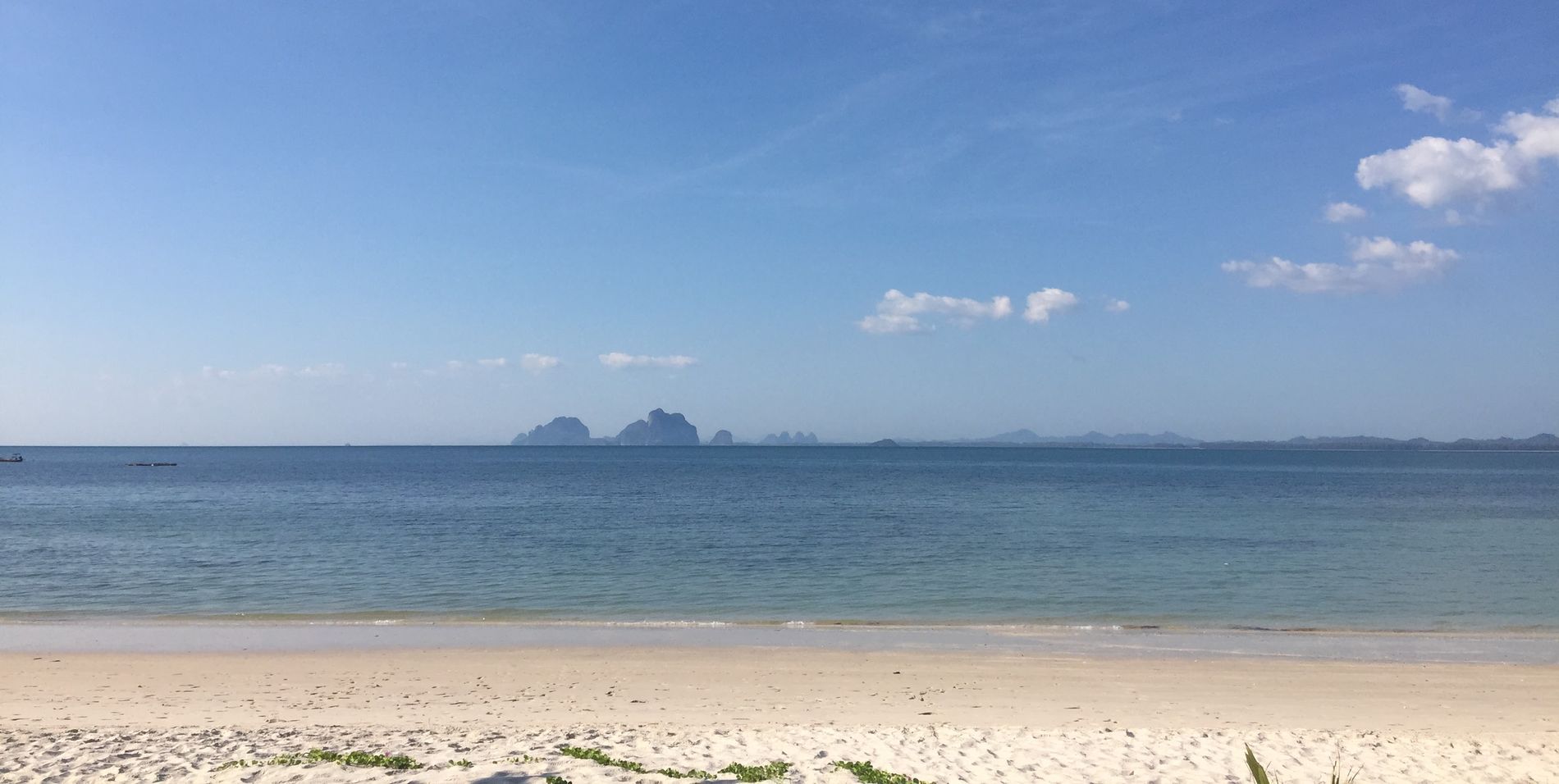 LILLE KOH MOOK: På Koh Mook tilbringer du det meste av ferien akkurat slik du forestiller deg en thailandsferie - på en lekker strand med tærne i den myke sanden.