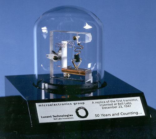 Replika av den første transistoren.Foto: Wikimedia Commons