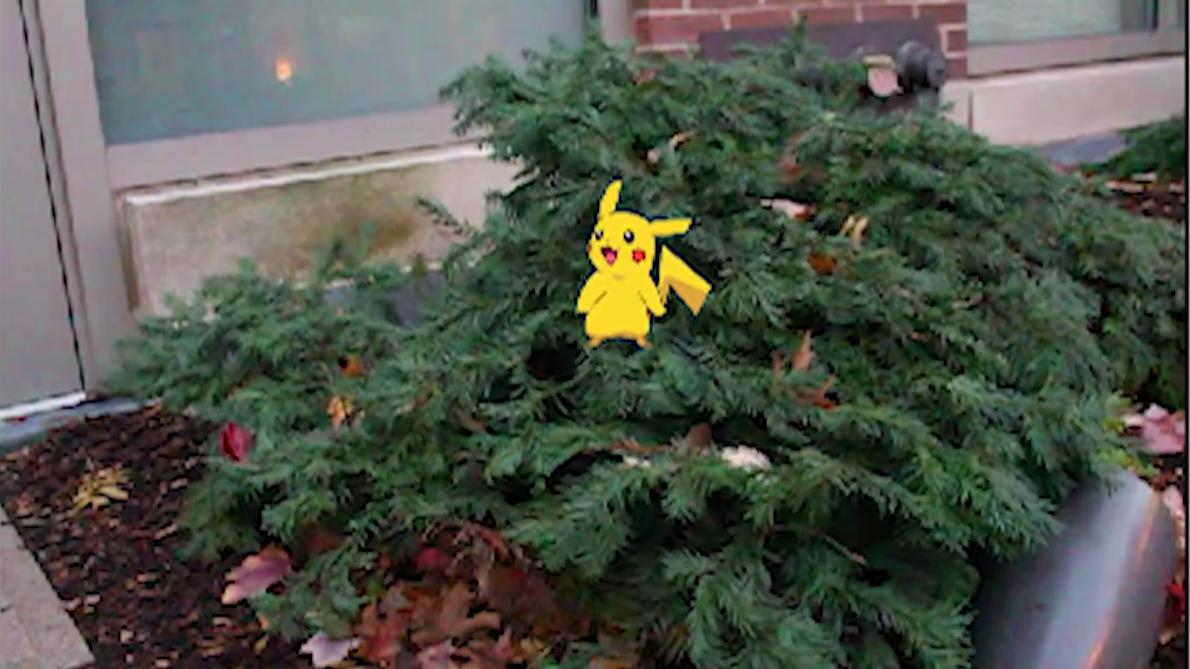 Her får Pikachu den ekte busken til å bevege seg