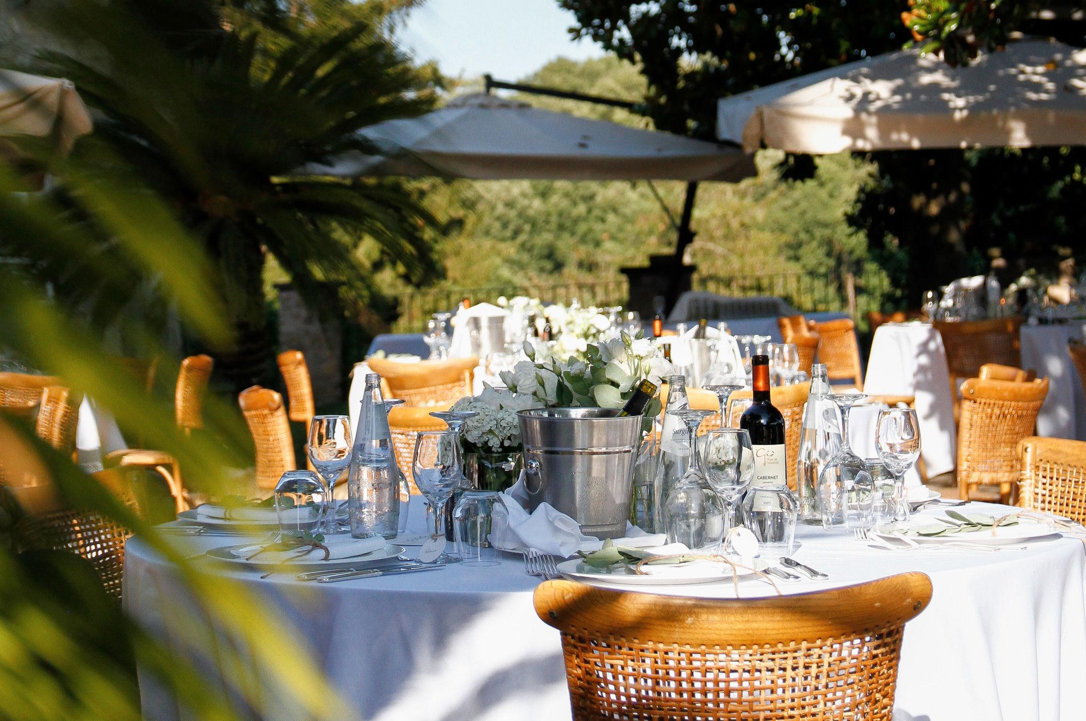 AVSLAPPET OG ROMANTISK: God mat og vin var viktig for brudeparet. Bordene ble pyntet med grønne olivengrener og hvite blomster. Foto: Privat.