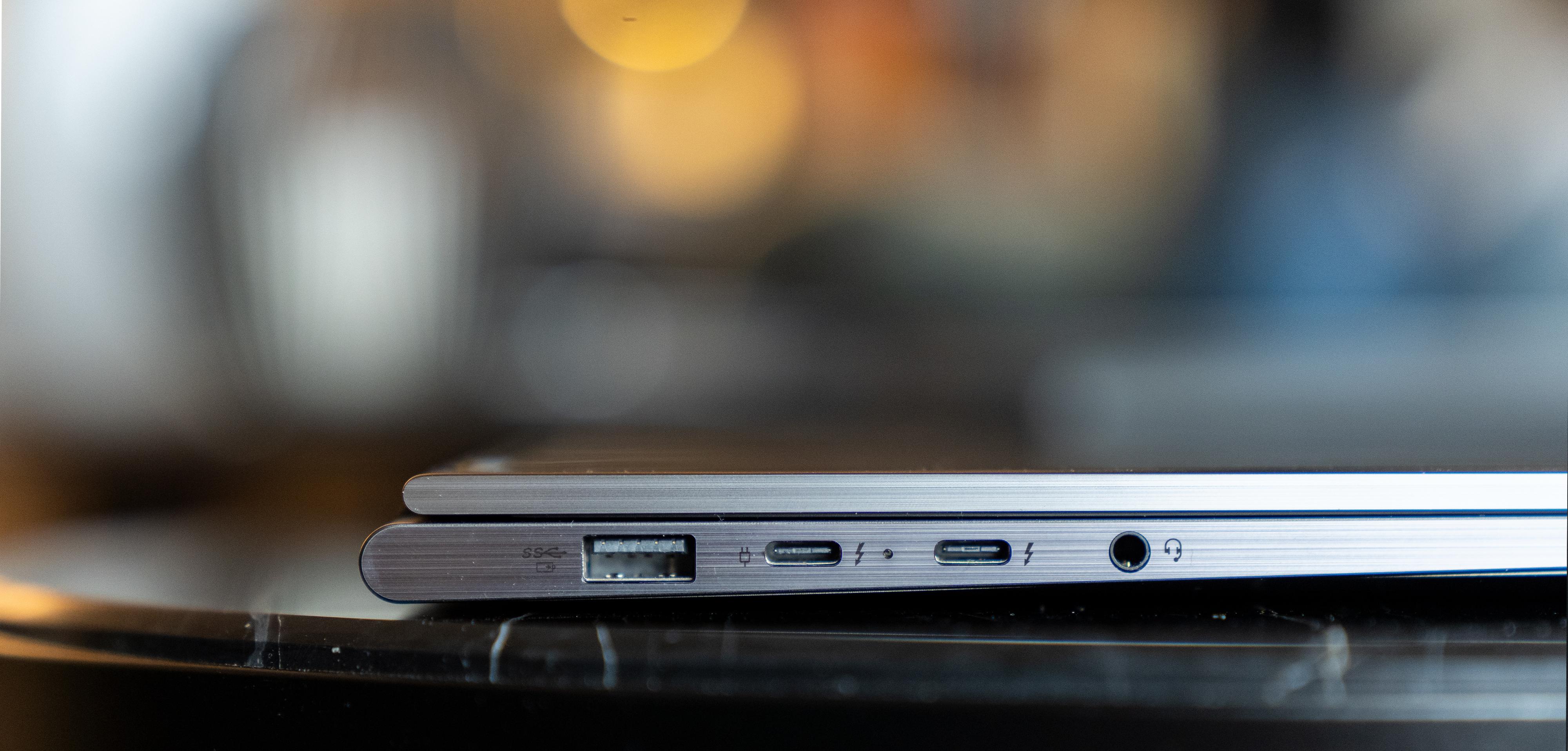 To Thunderbolt-porter med USB-C-kontakt er på plass, sammen med en vanlig USB-kontakt og minijack.
