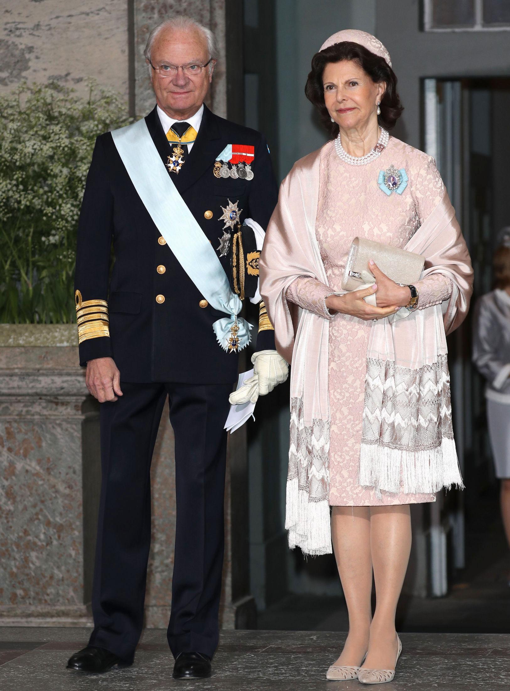 BESTEFORELDRE: Kong Carl Gustaf og dronning Silvia kom selvsagt sammen - dronningen i dus rosa blondekjole. Foto: Getty Images