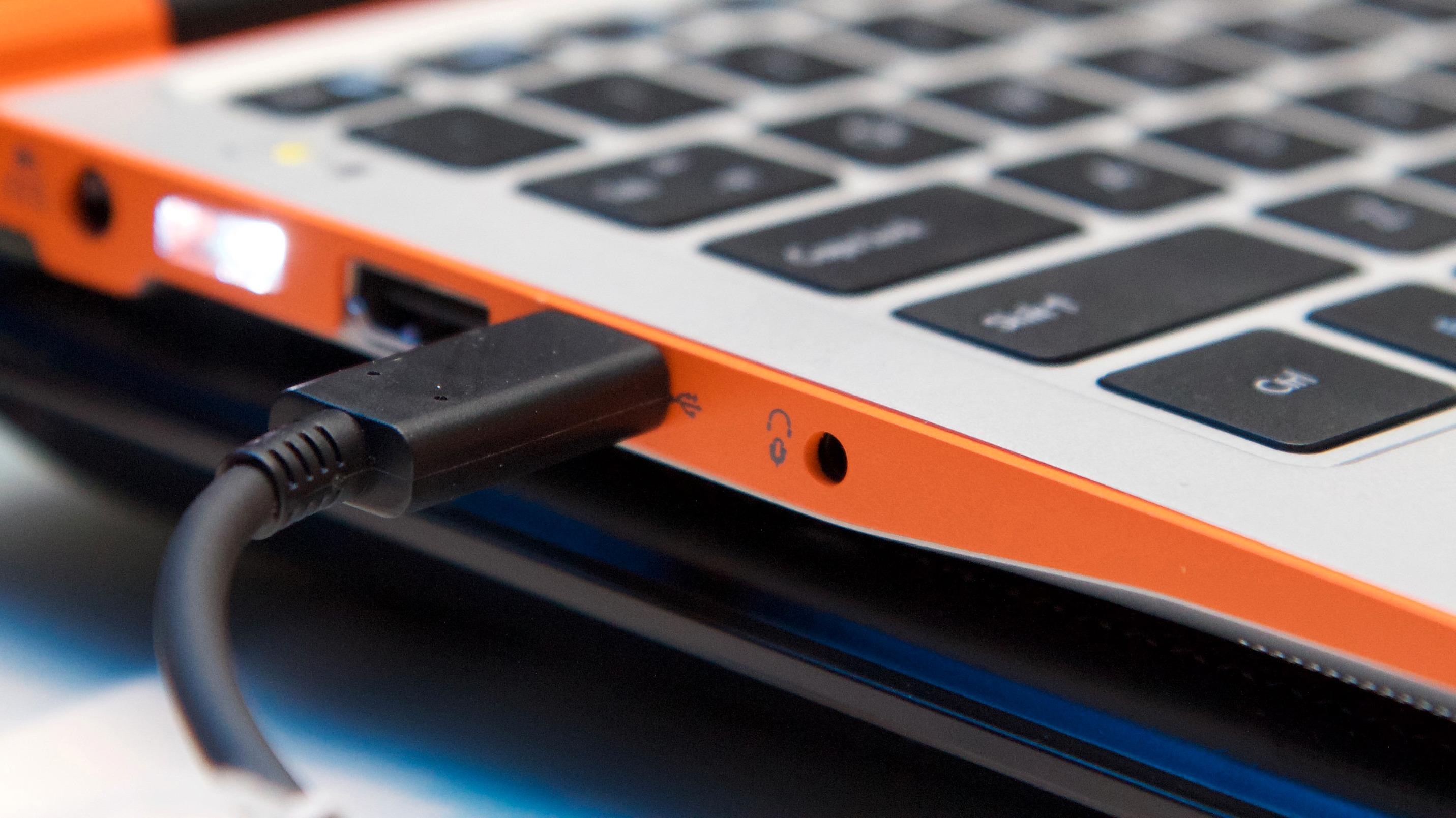 Thunderbolt 3-pluggen vil se ut som en vanlig USB Type-C-kontakt, men vil ha Thunderbolt-symbolet (lynet) ved siden av seg. Foto: Kurt Lekanger, Tek.no