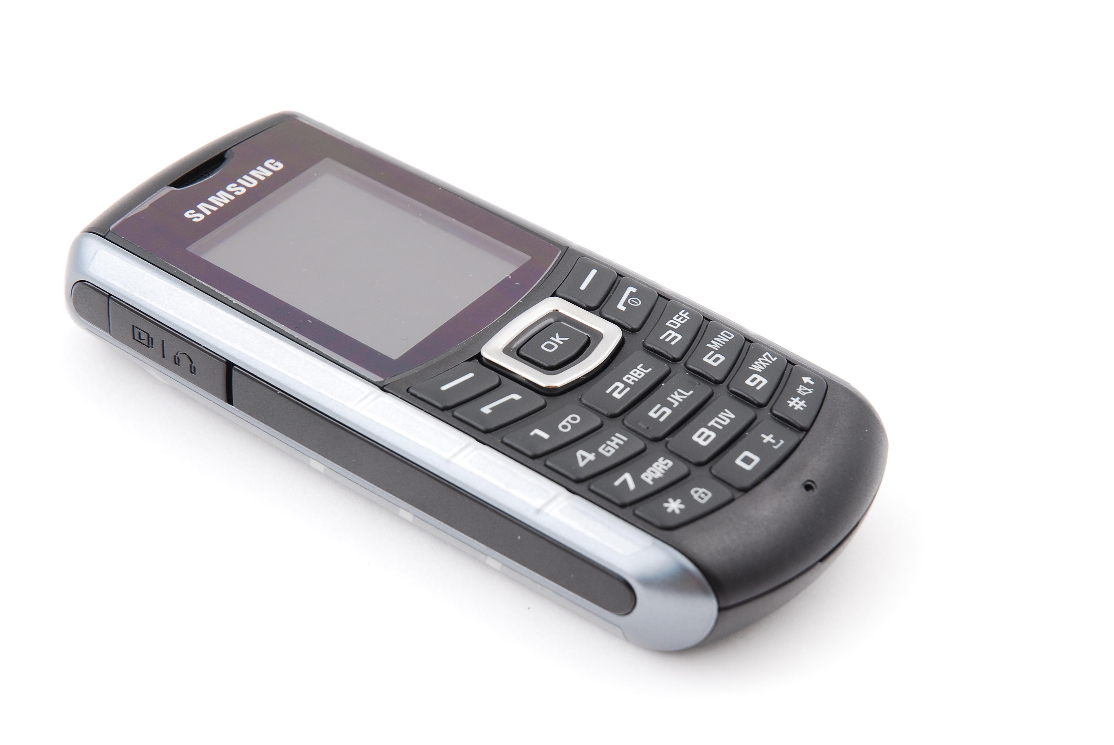 Samsung E2370 Xcover har ikke like ekstremt utseende som Sonims modeller.