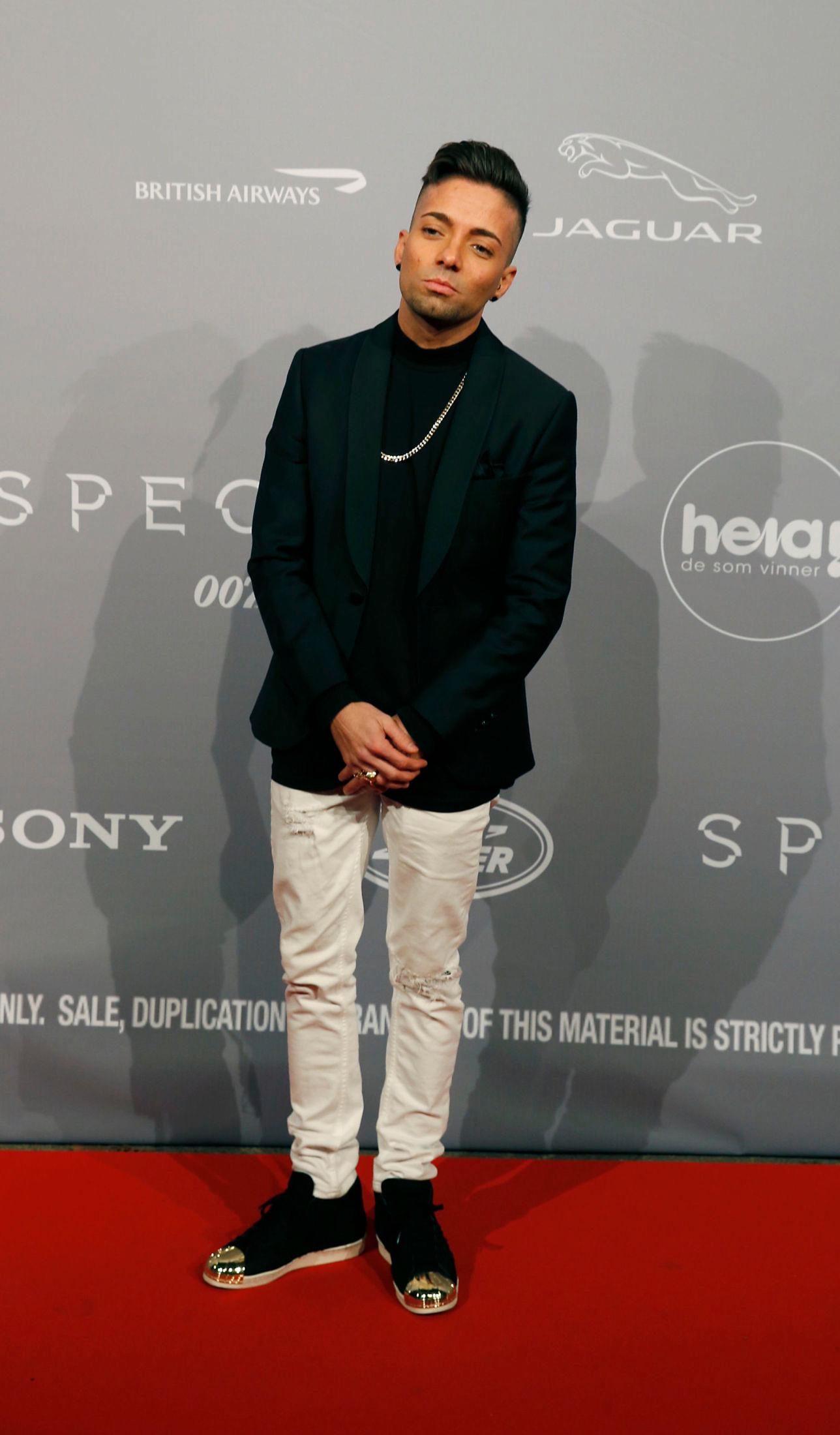 GULLTUPP: Omer Bhatti gikk for en svart og hvit look og hadde på seg sko fra Adidas, hvite bukser og jakke fra Tiger of Sweden. Gullsmykkene er fra loppemarked i Los Angeles. Foto: TROND SOLBERG/VG