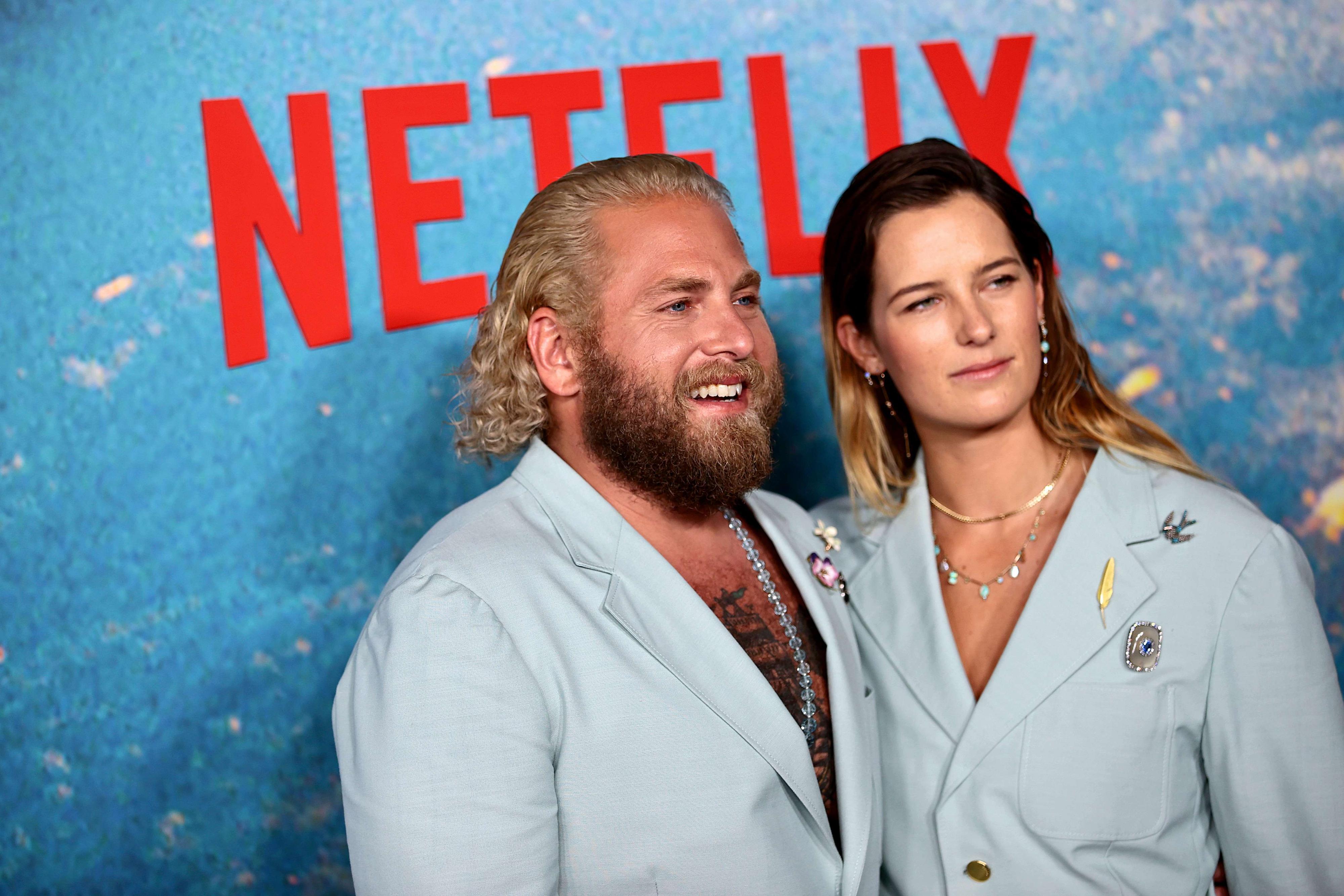 IMPONERER: Jonah Hill og kjæresten Sarah Brady under premieren på storfilmen «Don’t Look Up» – for anledningen iført matchende dresser fra Gucci.