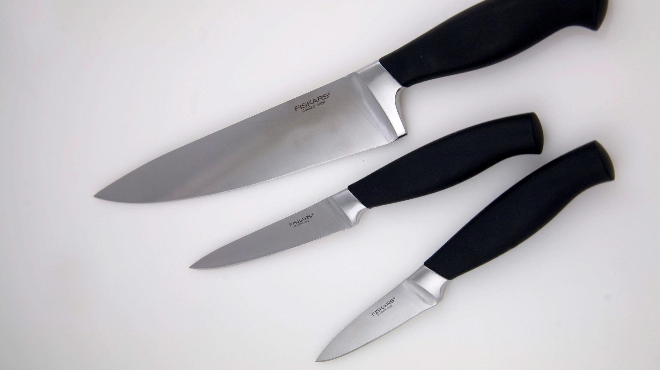SKARPE KNIVER: Knivene trenger ikke å forbli sløve selv om du mangler knivsliper. Foto: Hanne Buxrud