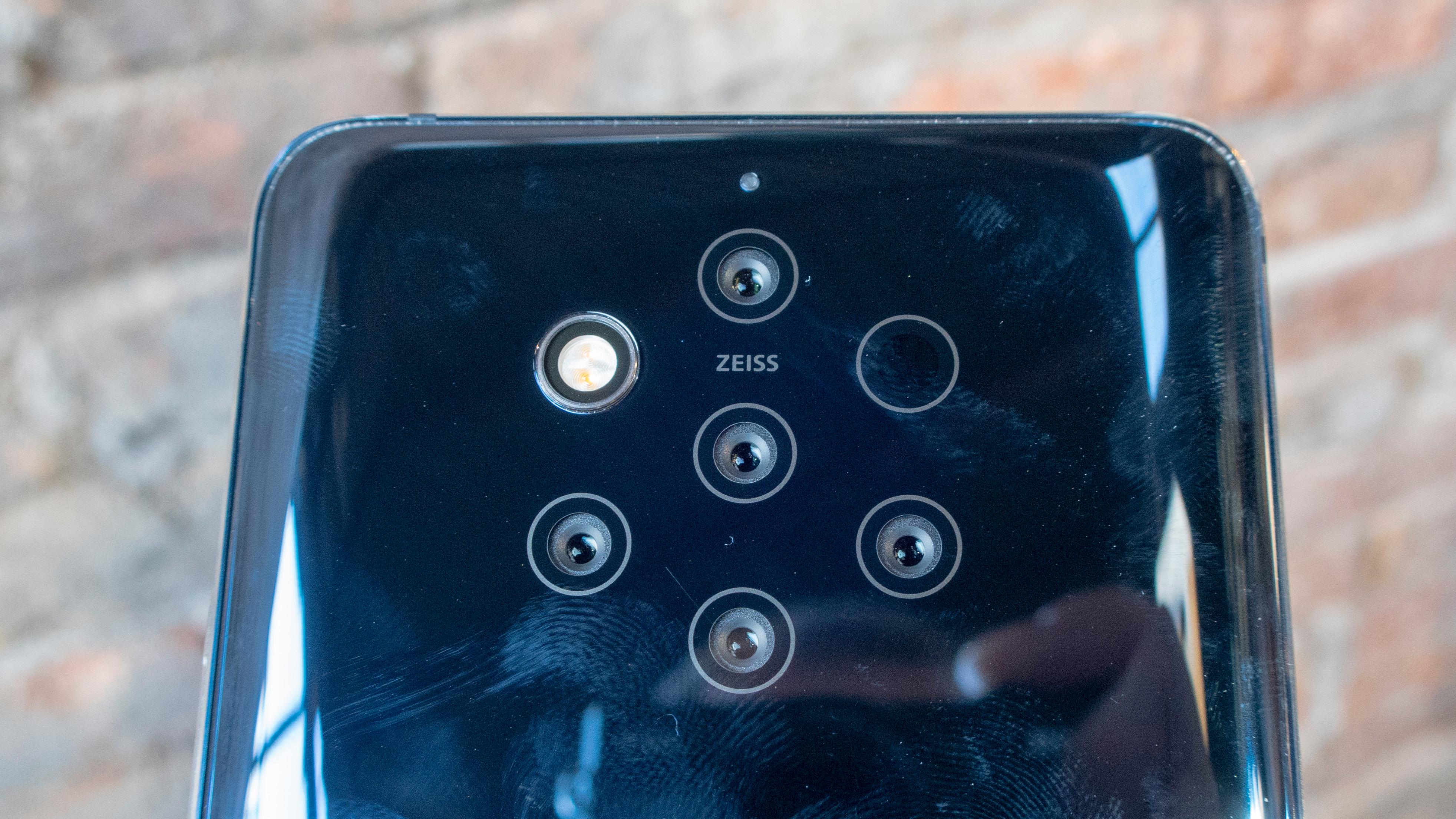 I alt syv «hull» på baksiden av Nokia 9 PureView. Fem er kameralinser, en fotolys og den siste er til dybdefoto.