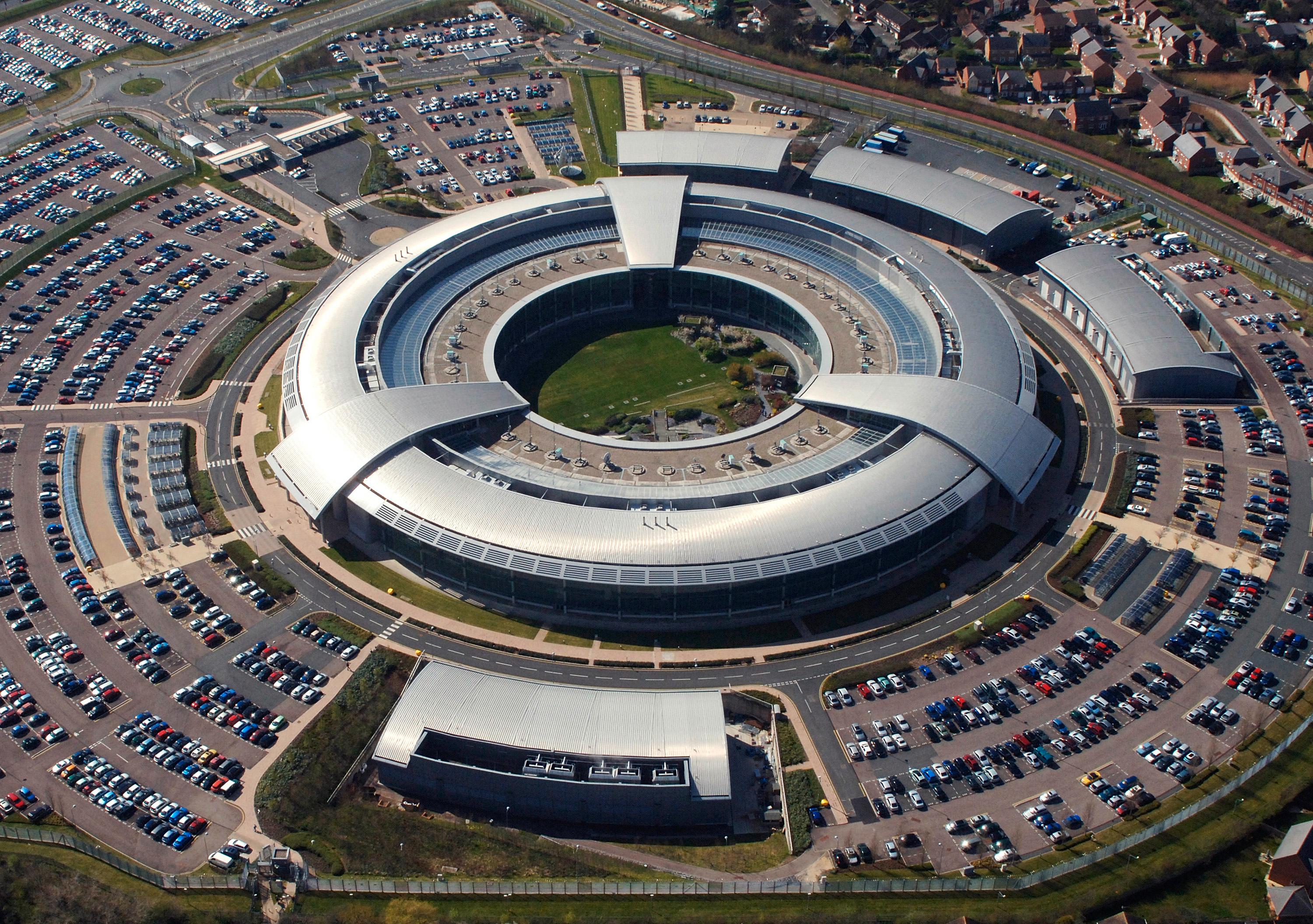 Det britiske GCHQ er ett av byråene som har blitt avslørt som litt vel glade i å finne ut hva folk flest driver med.Foto: Wikipedia Commons