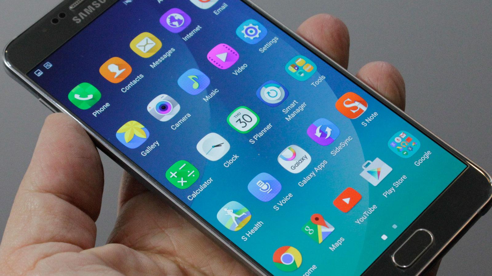 Galaxy Note 5 og S6 Edge+ har fått nye og rundere ikoner uten den hvite rammen vi kjenner fra Galaxy S6. I form minner de om ikonene på Nokia Belle, tidligere Symbian Belle. (Foto: Espen Irwing Swang, Tek.no)