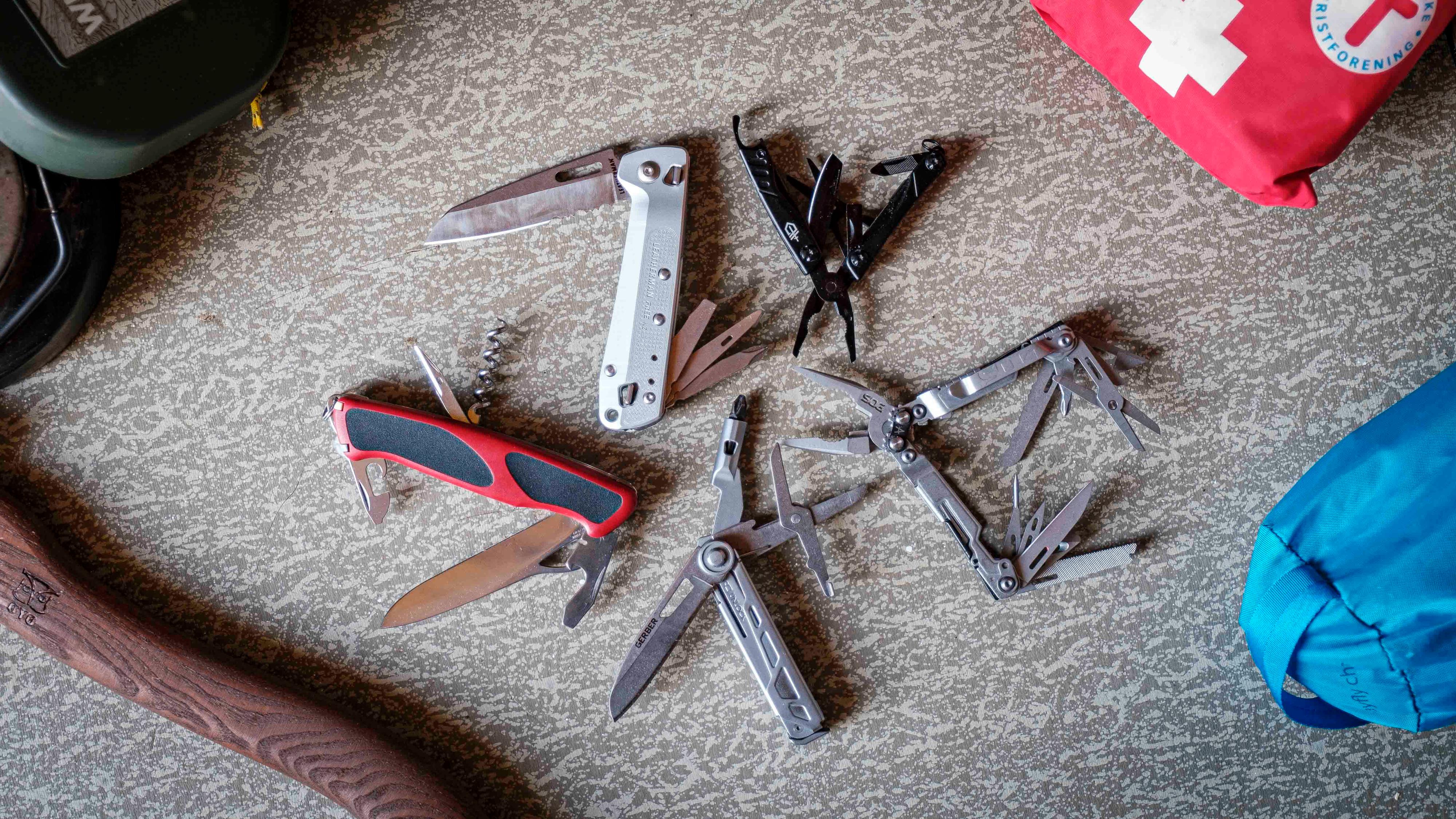 Fem lommekniver med verktøy, som kan berge deg ut av både store og små kniper