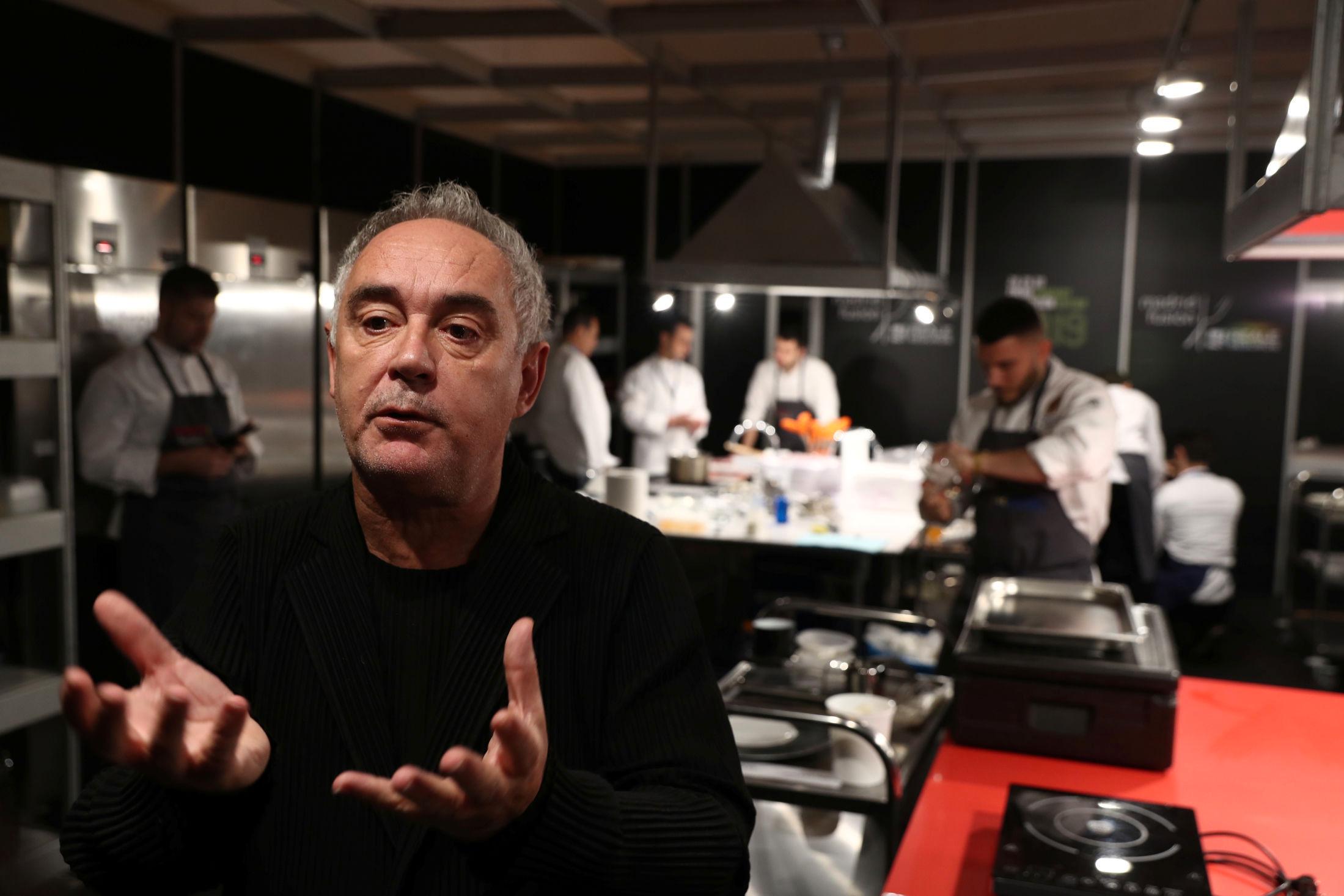 ÅPNER PÅ NYTT: Den spanske kokken Ferran Adriá høstet stor suksess med El Bulli, som i flere år ble regnet som verdens beste restaurant. Her er Adriá på matfestivalen Madrid Fusion i januar. Foto: Sergio Perez/Reuters/Scanpix