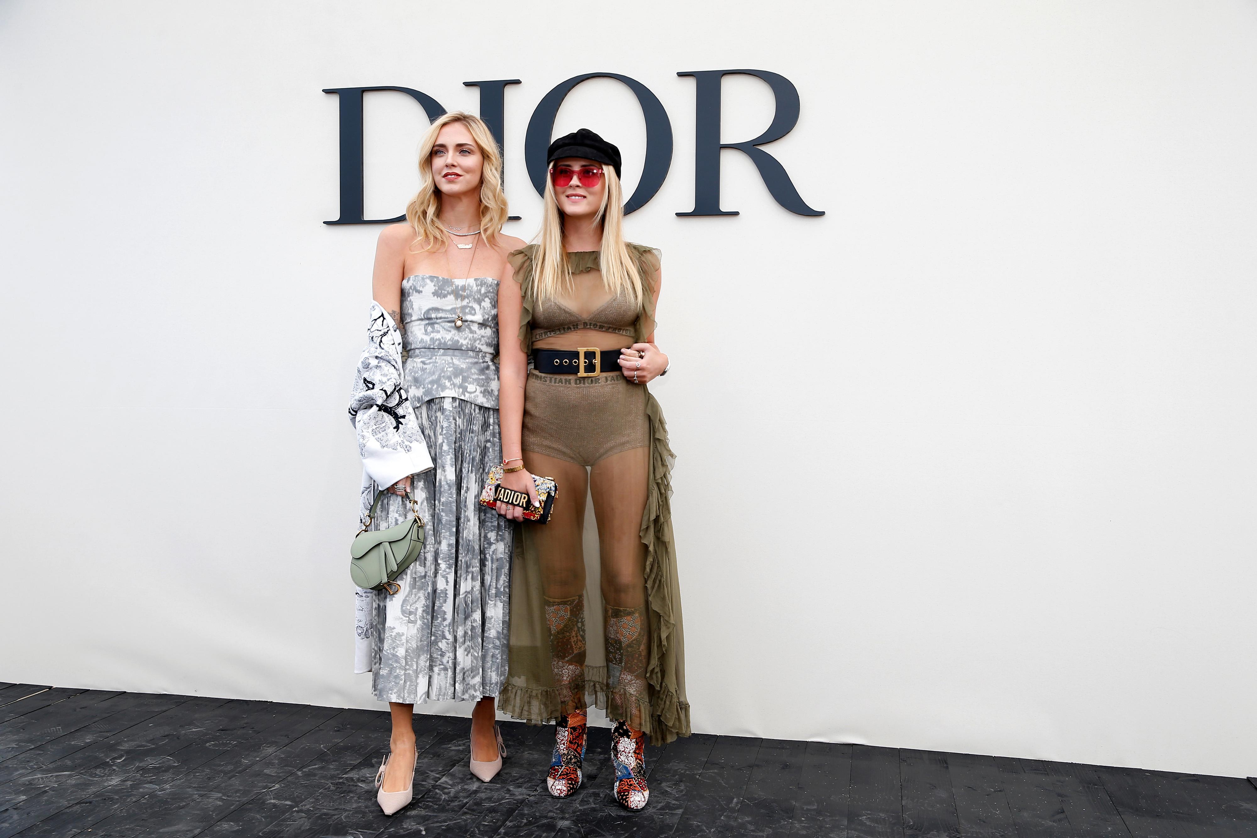 POPULAR: Cuando Dior tiene un desfile en París, caras famosas de todos los rincones y rincones del mundo hacen el viaje para ver la nueva colección. Las hermanas italianas y los perfiles de moda Chiara y Valentina Ferragni se encuentran entre ellos.