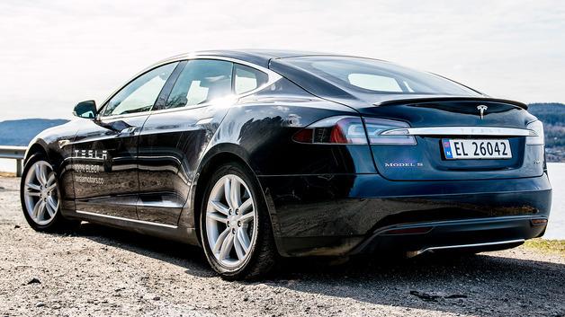 Model S blir snart enda mer selvkjørende – fra og med 15. august for utvalgte Tesla-eiere. Foto: Varg Aamo, Tek.no
