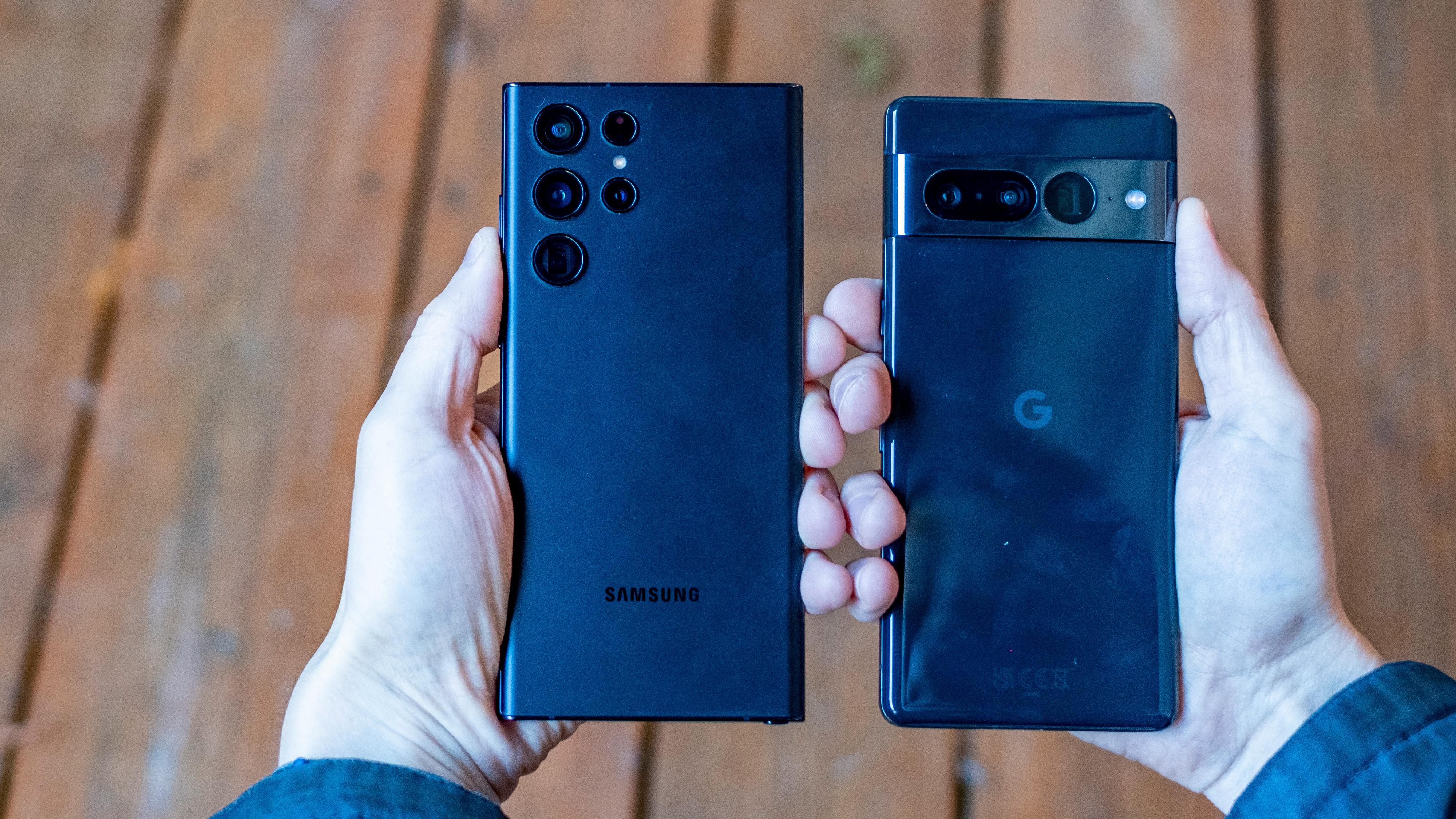 Samsung Galaxy S22 Ultra til venstre og Google Pixel 7 Pro til høyre. Med ekstreme zoomegenskaper og heftige hovedkamera har de to telefonene mye til felles.