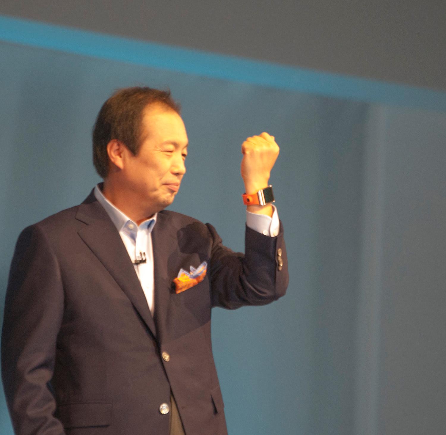 Sjef for Samsungs mobildivisjon, JK Shin, under lanseringen av Galaxy Gear i fjor høst.