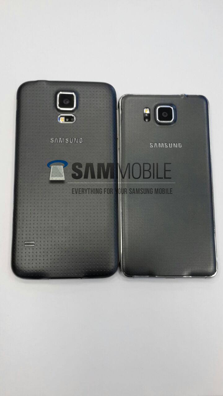 Baksiden av det Sammobile kaller Galaxy Alpha (til høyre), med Galaxy S5 ved siden av som sammenligning.Foto: Sammobile