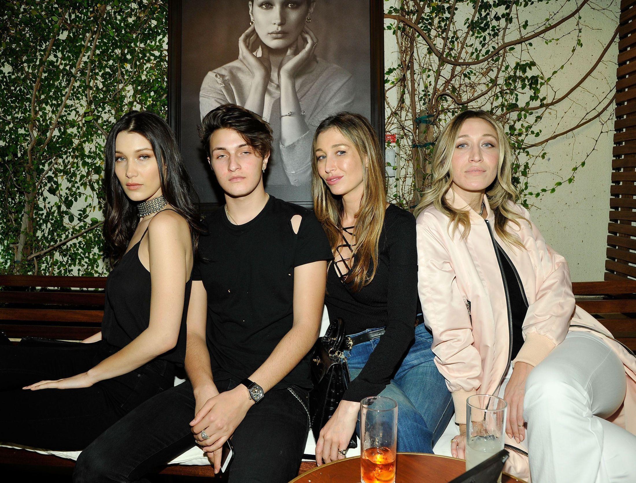 MINDRE KJENTE HALVSØSTRE: Fra høyre: Marielle, Alana, Anwar og Bella Hadid på Joe's Jeans lansering i mars. De to eldre halvsøstrene har samme far, men forskjellig mor. Alana begynner å bli kjent som stylist og designer. Foto: Afp