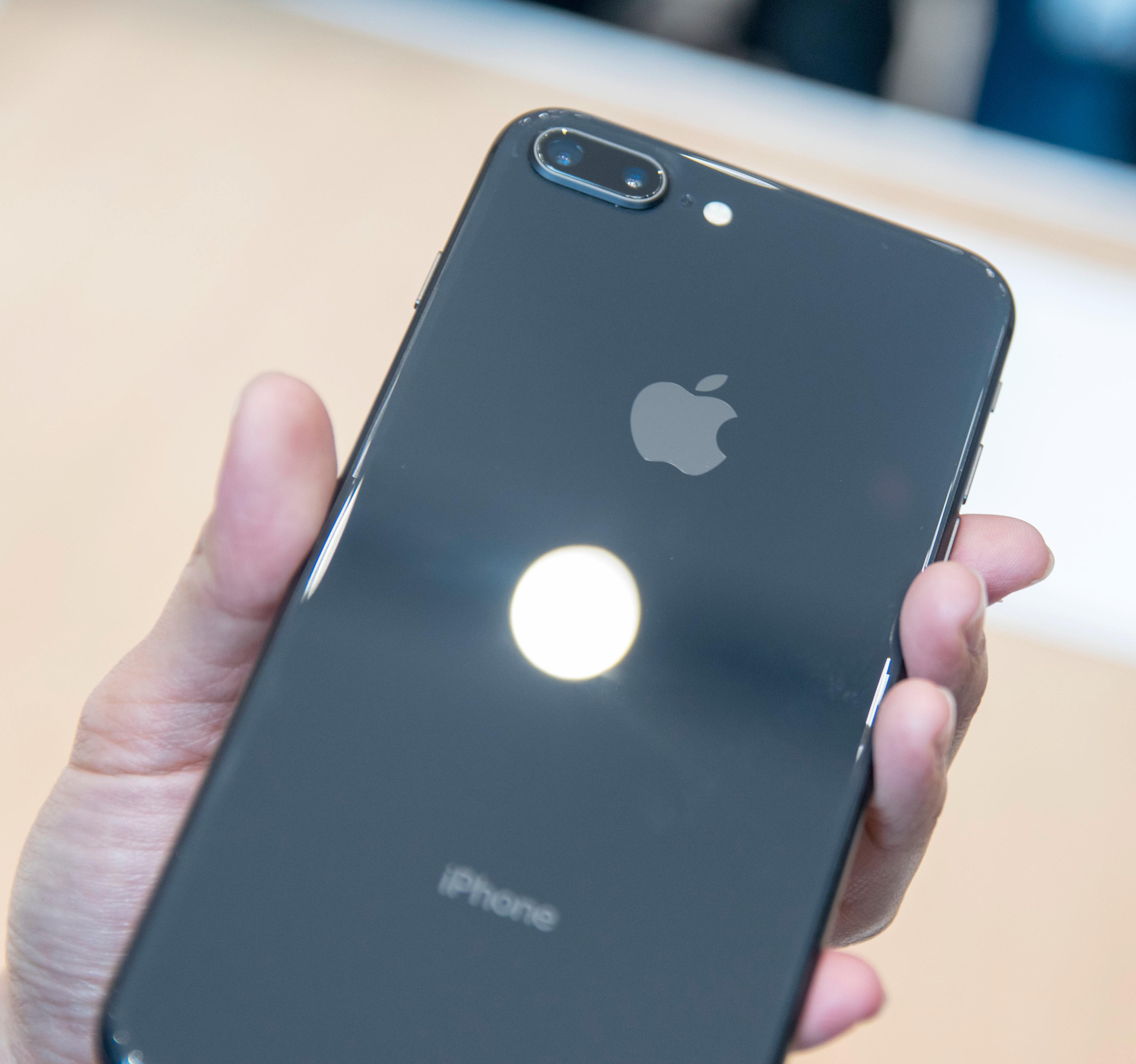 Blanke baksider i glass gjør at de nye iPhone-modellene kan lade trådløst. Dette er iPhone 8 Plus, som deler enkelte av kameraegenskapene med iPhone X.