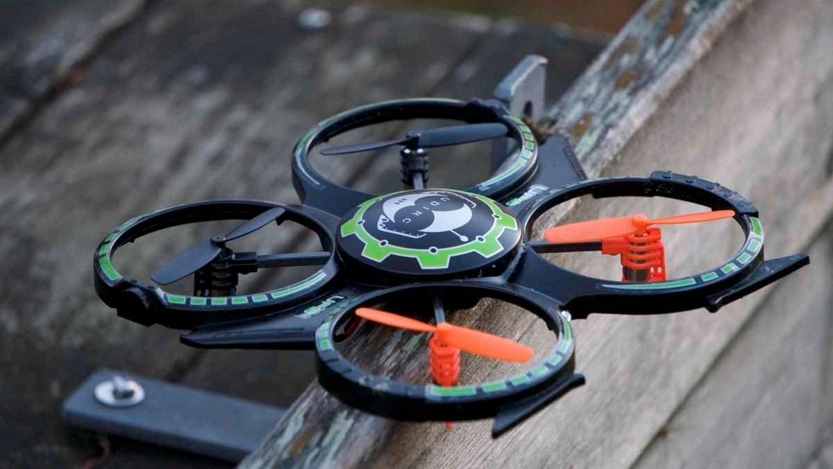 UDI Mini Drone er en relativt stor drone til en relativt lav pris. Men er den noe tess? Foto: Torstein Norum Bugge, Tek.no