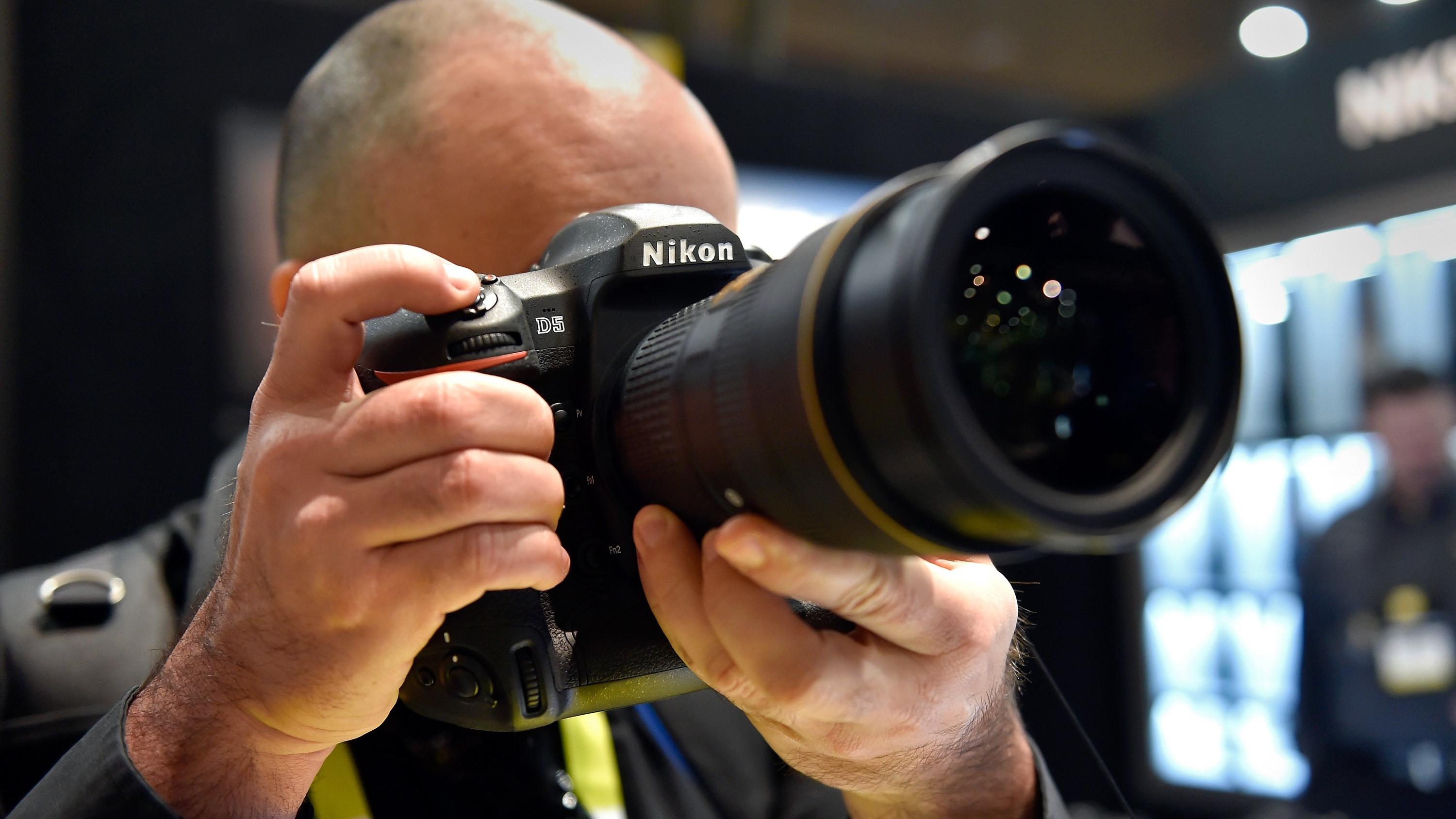 Hevder Nikon slutter å lage speilreflekskameraer