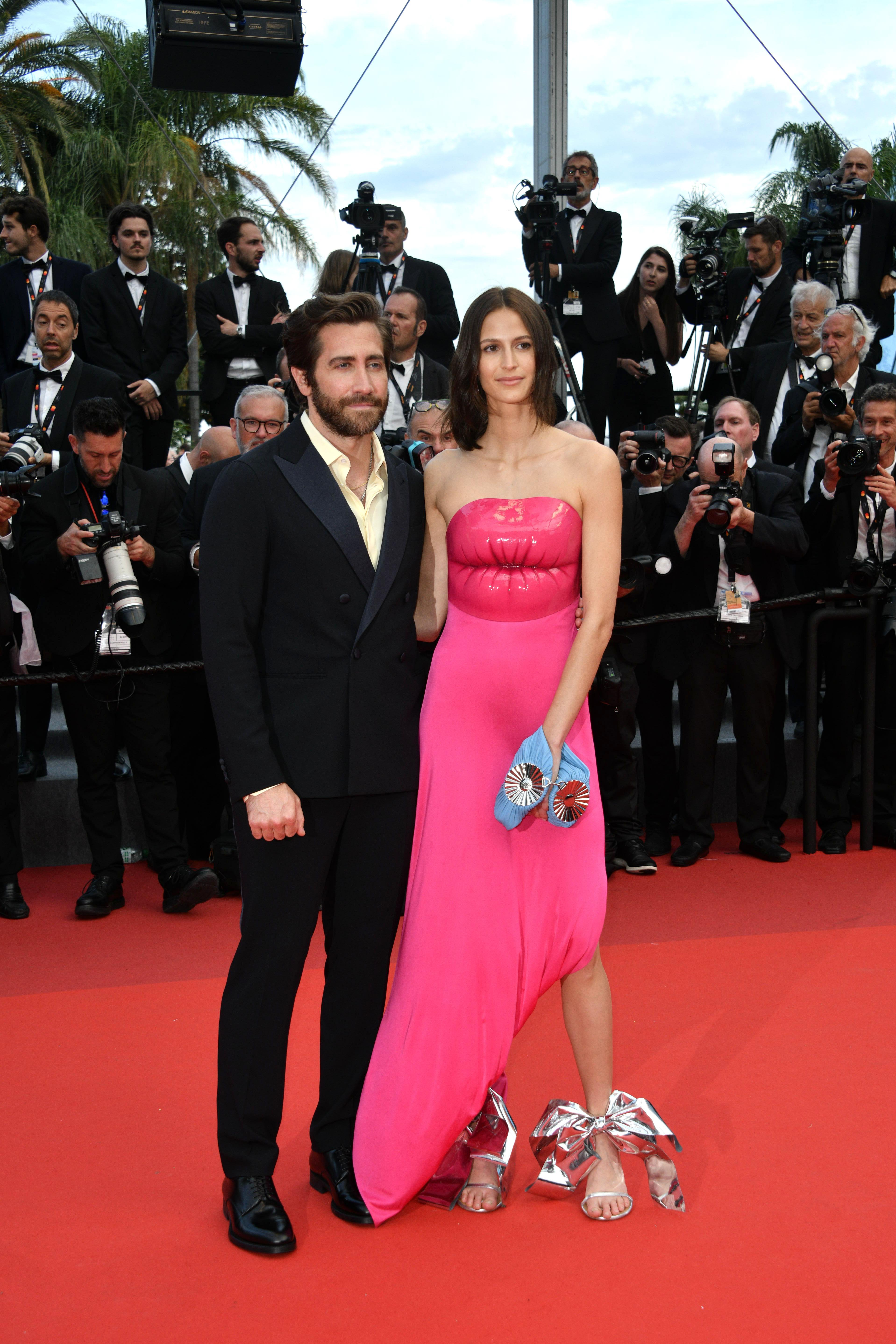 KNÆSJ: Jeanne Cadieu kom sammen med kjæresten Jake Gyllenhaal. Hun var kledd i en knallrosa kjole med lepper over brystet, signert luksusmerket Loewe. Gyllenhaal viser at slips ikke er en nødvendighet på den røde løperen. 