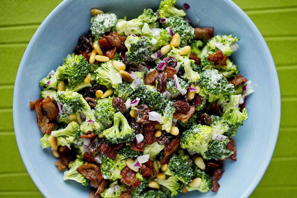 GRØNT: En knasende brokkolisalat med sprøstekt bacon både bidrar med farge og smak til koldtbordet. Foto: Meny