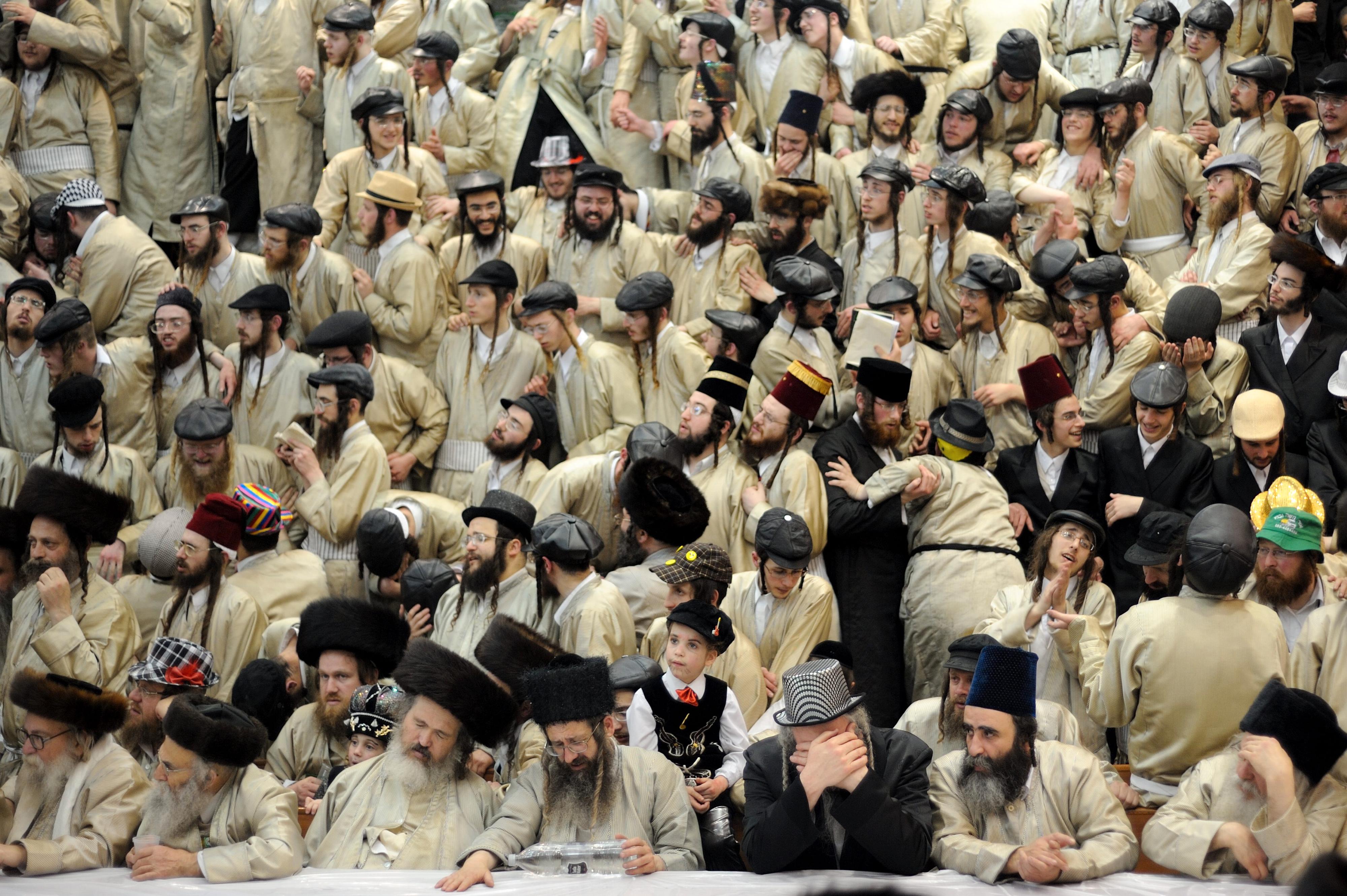 Ultra-Orthodox Jewish men of the Toldot Aharon Sect celebrate the Purim holiday in the ultra-orthodox Mea Shearim neighborhood in Jerusalem on March 17, 2014. The festival of Purim commemorates the rescue of Jews from a genocide in ancient Persia. Foto: Gili Yaari, Israel, Shortlist, Arts & Culture, Professional, 2015 Sony World Photography Awards