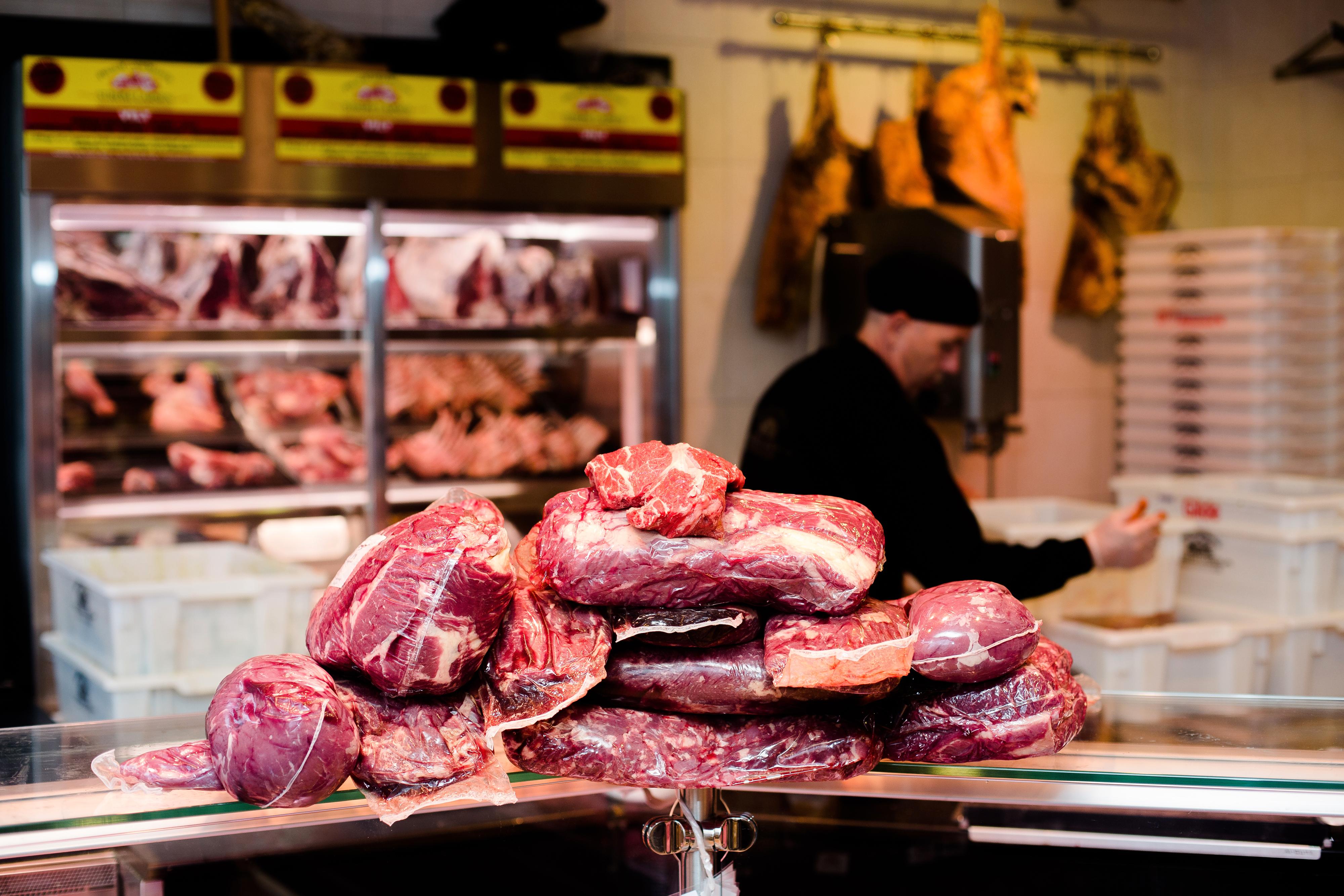 RØDT KJØTT: Kjøttkonsumet i Norge har økt med 45 prosent siden 1990. Ifølge nye kostholdsråd bør spise «betydelig mindre» kjøtt. 
