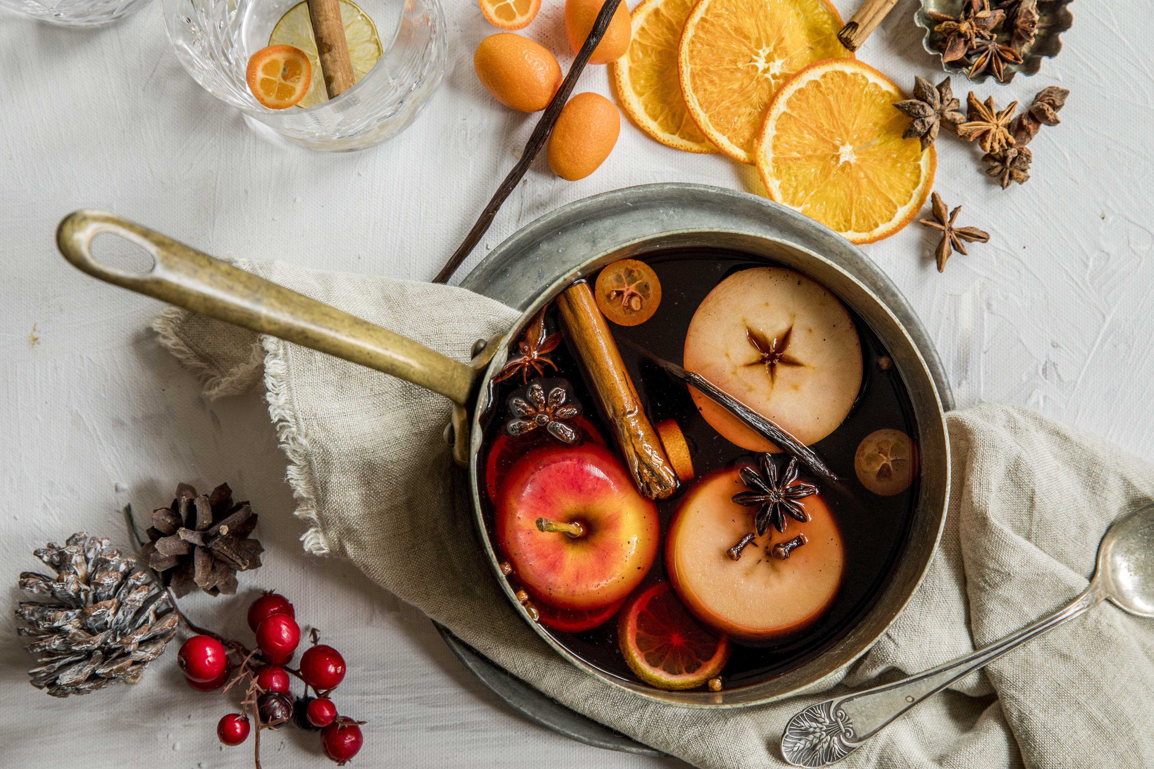 DEILIGE SMAKER: Hjemmelaget gløgg fylt med krydder og frukt gir julestemning. 