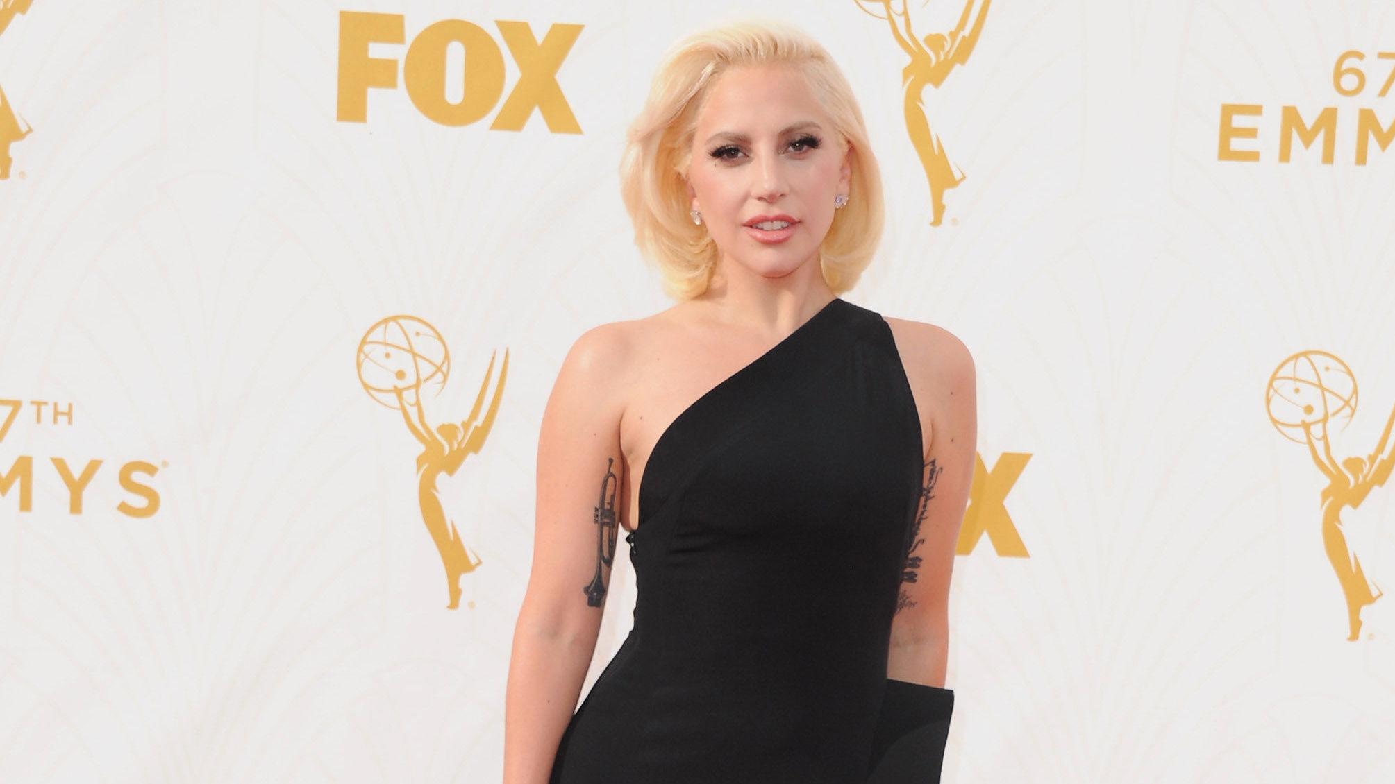 FÅR SKRYT: Gaga droppet kjøttkjolen, og stilte heller på Emmy-utdelingen i en vakker kreasjon fra Brandon Maxwell. Foto: Getty Images