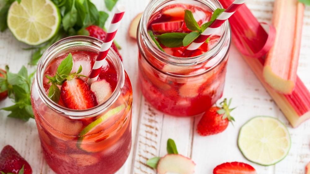 Rabarber- och jordgubbslemonad