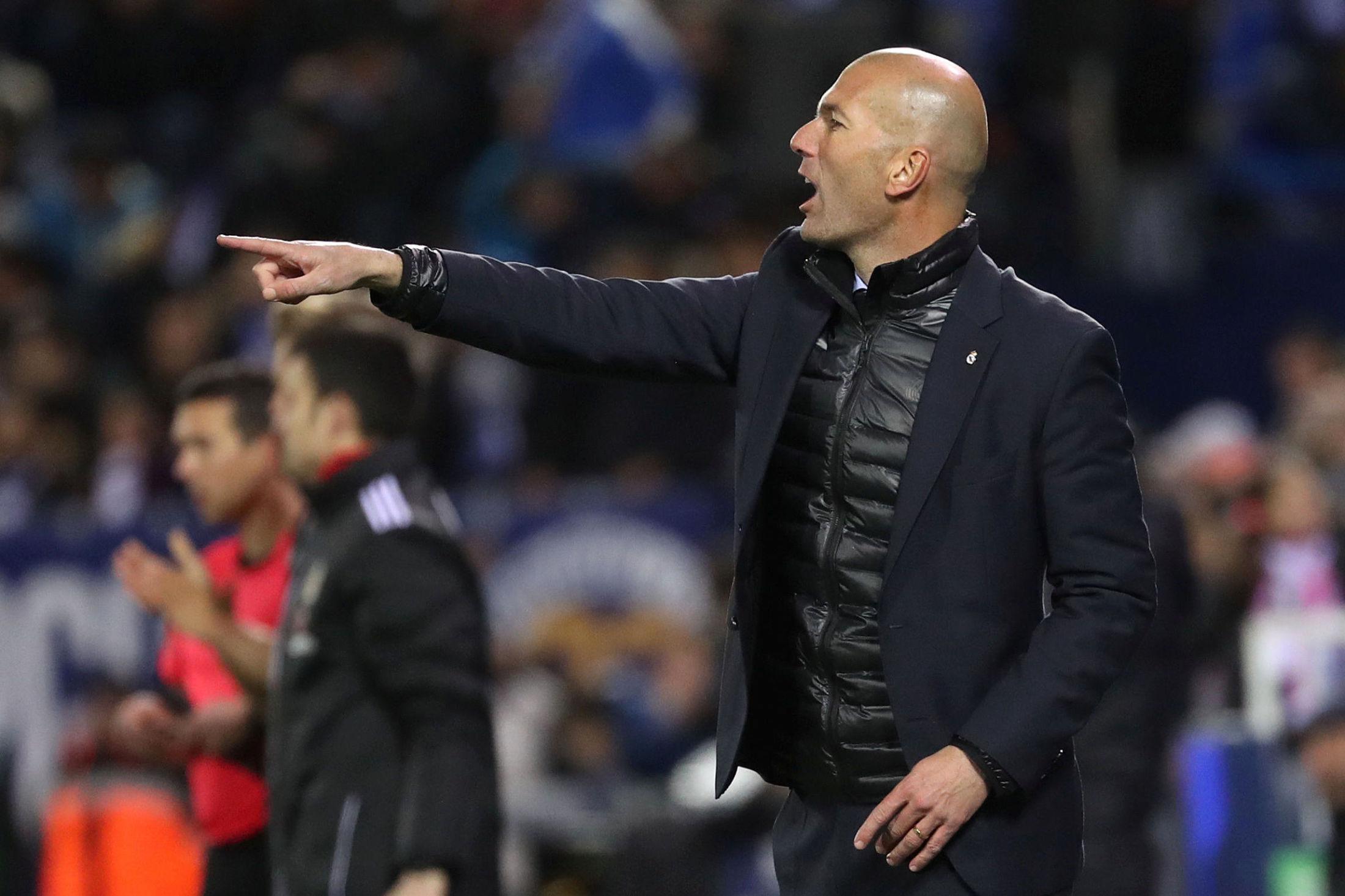 BOBLER OVER: Zinedine Zidane er blant de best kledde i fotballsirkuset, og holder varmen med dun under dressjakken. Foto: Reuters / NTB Scanpix