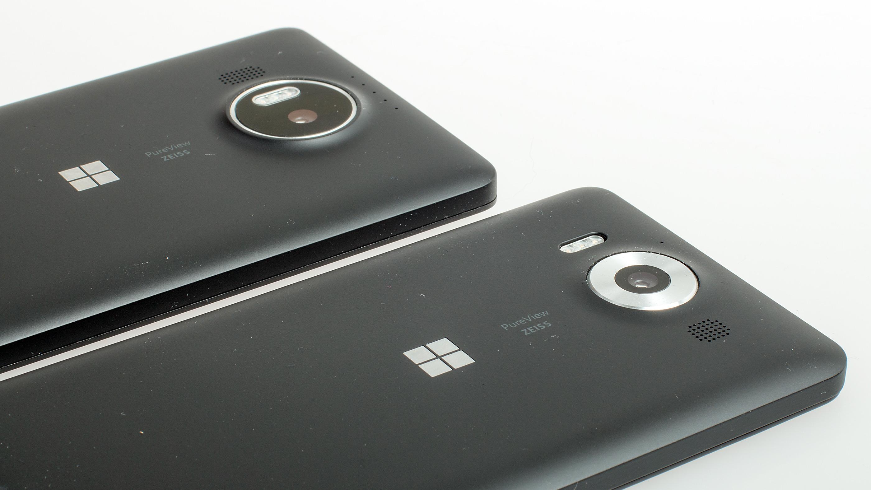Lumia 950 (nærmest) og 950 XL bruker samme kamera, selv om de ser litt forskjellige ut på utsiden. Tre fargede LED-lys sørger for riktig farge på blitslyset. Foto: Kurt Lekanger, Tek.no