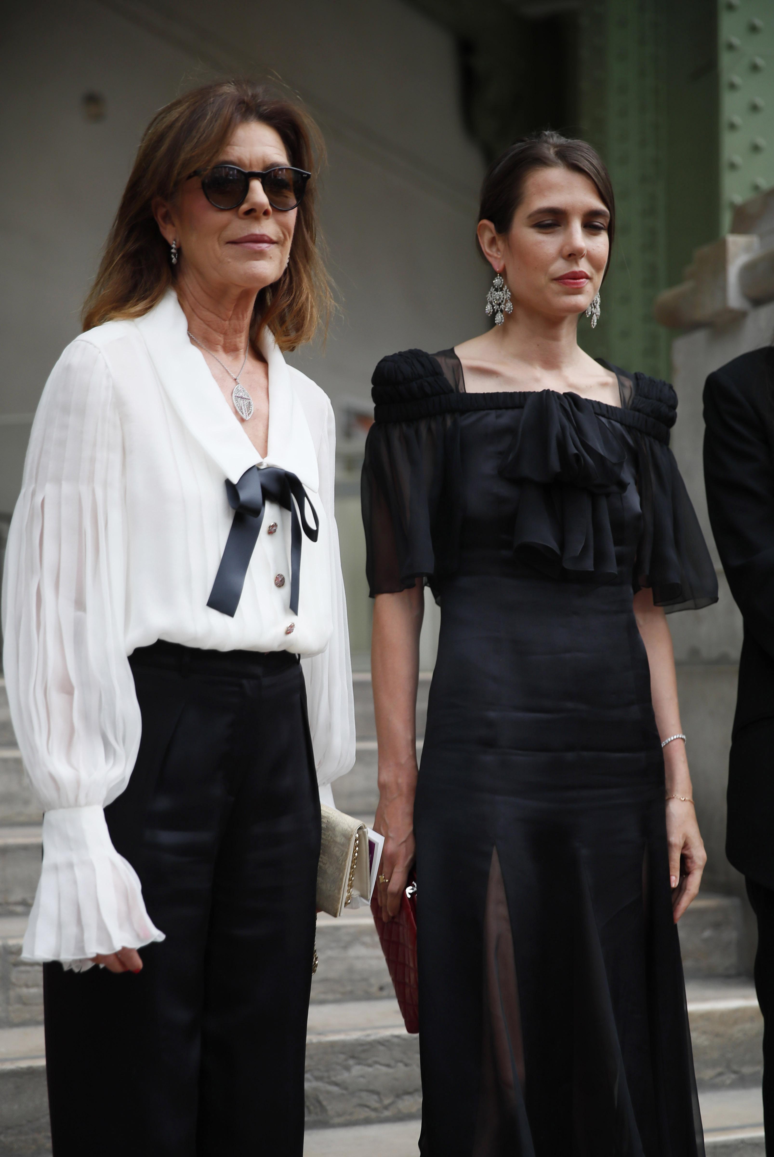 Mor og datter i minnestunden til Karl Lagerfeld i 2019 - begge i Chanel-antrekk.