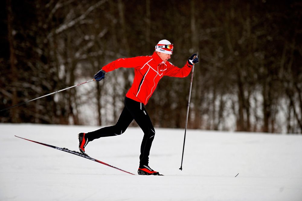 GOD TEKNIKK: I skisporet kan du få et høyt kaloriforbruk fordi du bruker mange av de store musklene når du tar deg fremover. Med bedre fraspark og staking får du større effekt ut av treningen, og det blir morsommere å gå langrenn. Her ser du teknikktrener Audun Svartdal.