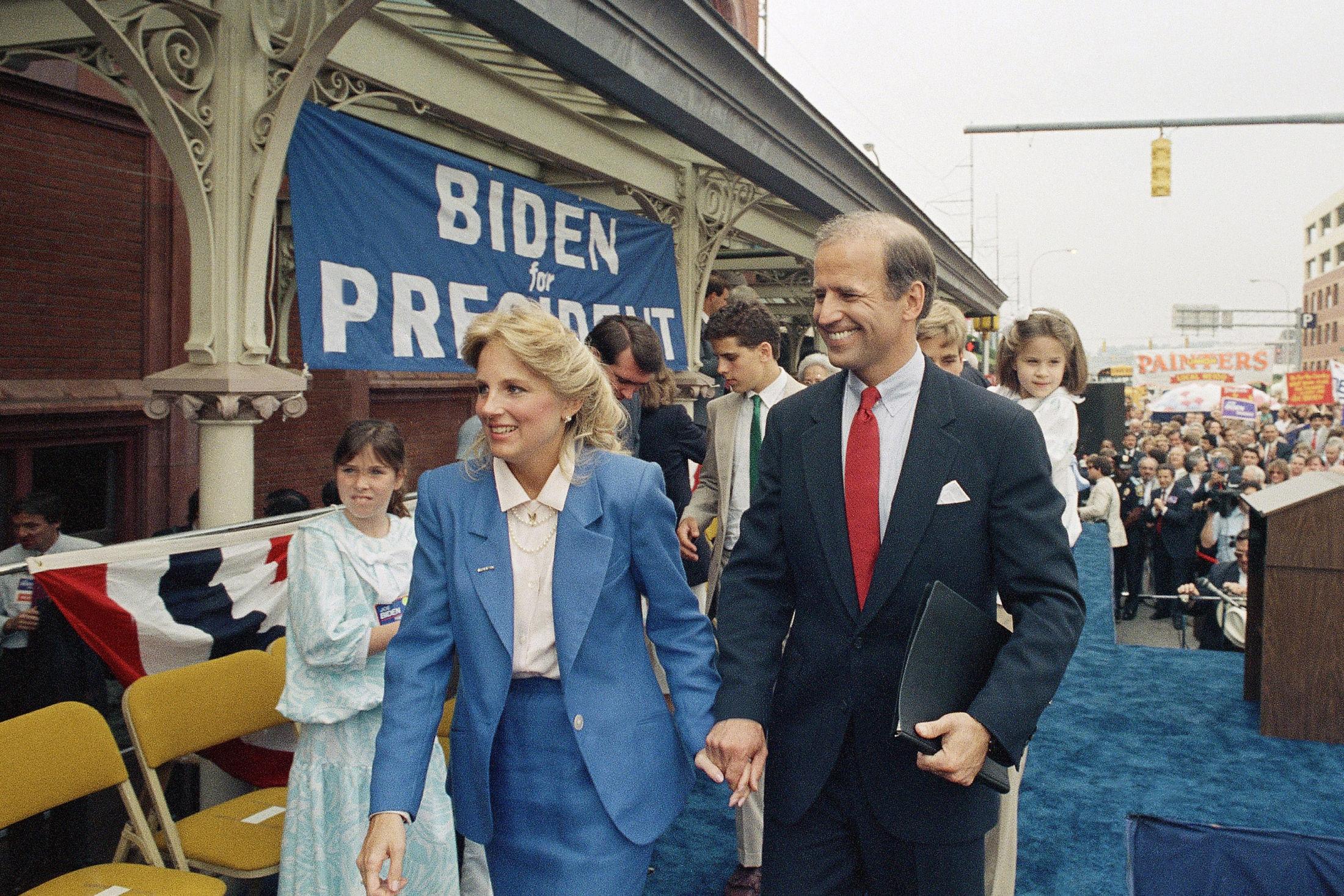 BEGYNNELSEN: Jill Biden sammen med senator Joe Biden i 1987. Allerede her hadde Jill en forkjærlighet for drakter – og denne mener vi er en innertier. Foto: George Widman/AP.