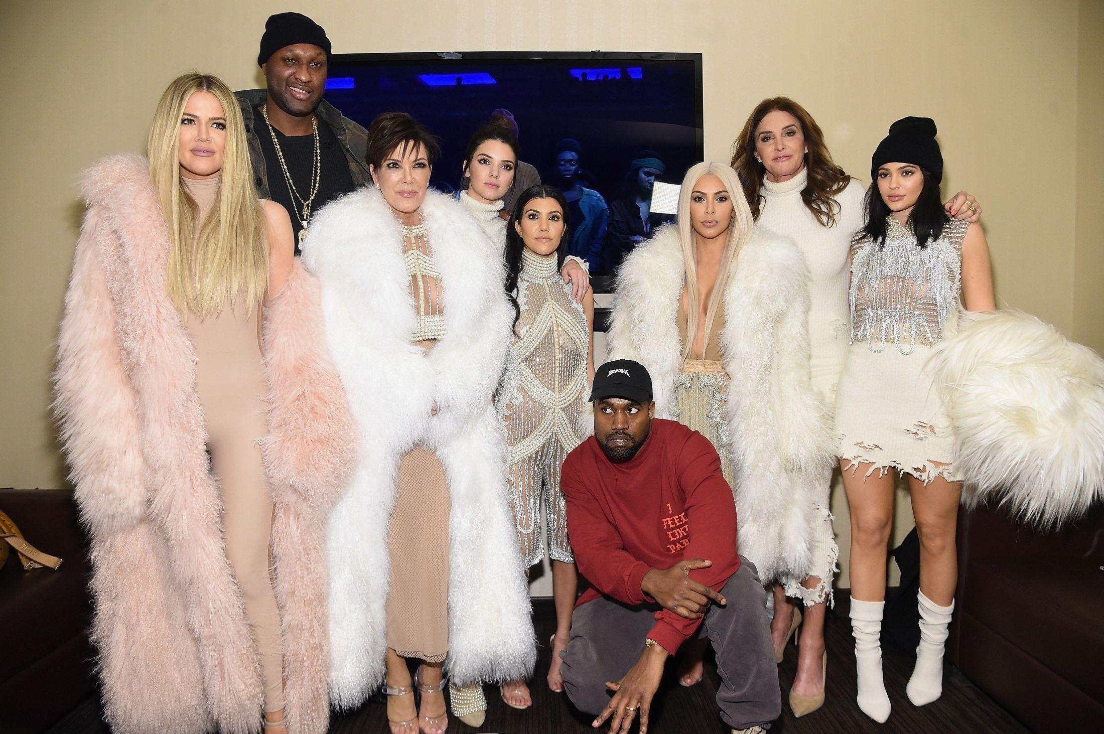 HELE KLANEN: Familien til Kim Kardashian var på moteshowet til Kanye West i New York i 2016. Mens han har på egen merch fra albumet «Life of Pablo» var resten av klanen kledd opp i Balmain. Foto: AFP
