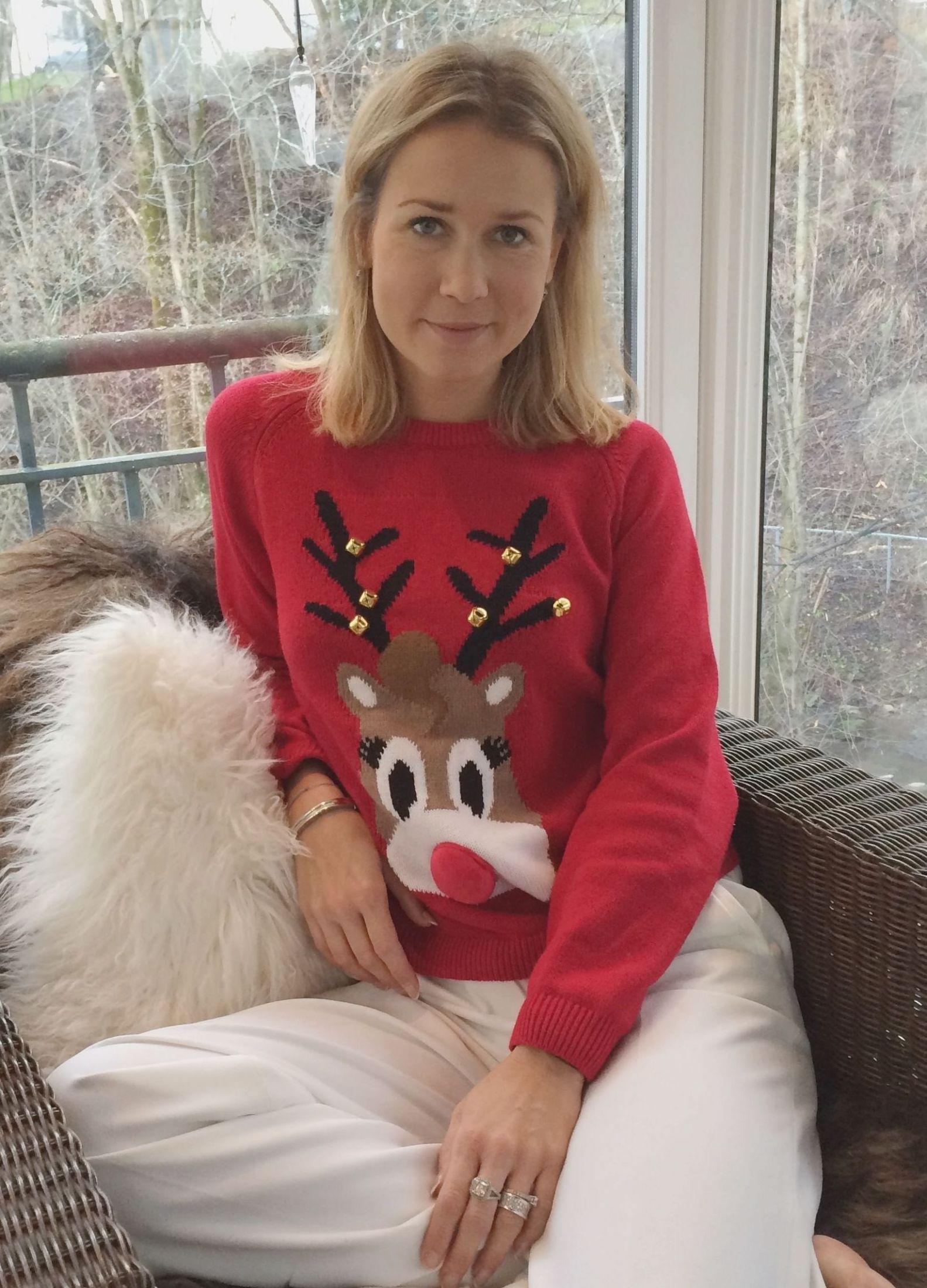 ELSKER DEN: Stylist og moteblogger Line Langmo er kjempe glad i sin julegenser, men bruker den kun hjemme blant familien. Foto: Privat