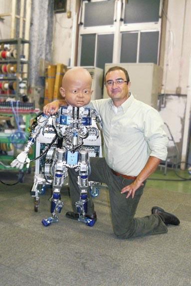 Dr. Javier Movellan poserer sammen med en uferdig versjon av Diego-san.Foto: UCSD Machine Perception Lab