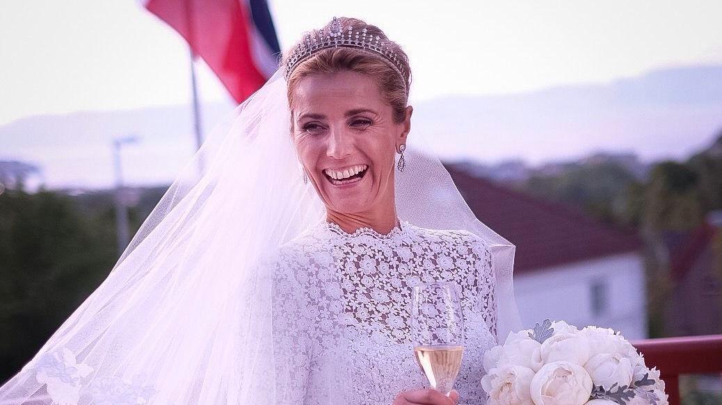 GIFT: Hilde Reitan i brudekjole fra Marte Krogh og slør fra Oscar de la Renta. Foto: Lasse Berre.
