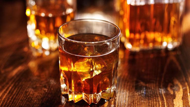 WHISKY: Det finnes mange varianter av whisky, blant annet amerikansk bourbon som lages på mais. Skotsk whisky, derimot, er mest populært i Europa. Foto: Scanpix