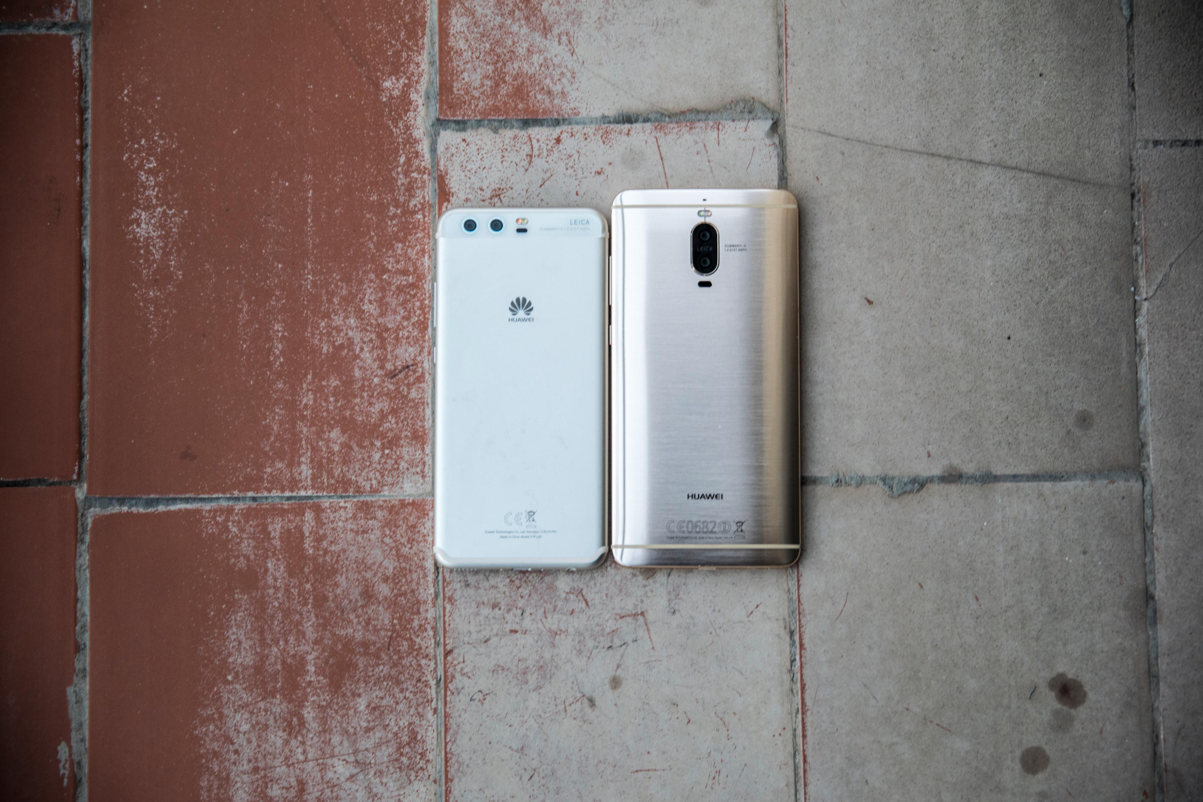 Huawei P10 til venstre, Huawei Mate 9 Pro til høyre. Har du ikke sett en slik før? Den er bare ørlite større enn Galaxy S7 Edge.